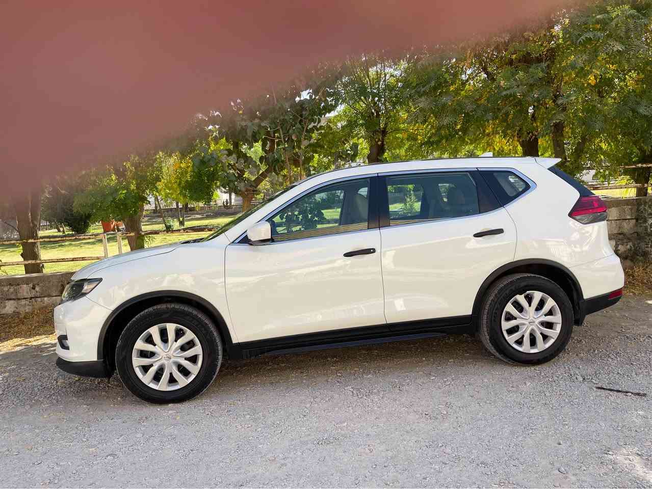 نیسان رۆگ ٢٠١٧
تەنها یەک چاملغی بۆیاغە بێ ناو بێ ئێڕباگ
تەنها ٣٣ مل ڕۆیشتوە خۆمان ڕەقەمان کردوە 
ناو زەردە زۆر با تازەی ماوەتەوە
سەیارەکە یەک دەست بووە 
چوار تایەی تازەی لە ژێرە 
سەیارەکە هیچ مەسرەفی تێدانیە 
شوشەی جوانە 
ڕادارە ئۆتۆ ستۆپە 
شوێن ڕانیە
نرخ١٧٤ گەڵا
***********
*********** رانية, السليمانية
