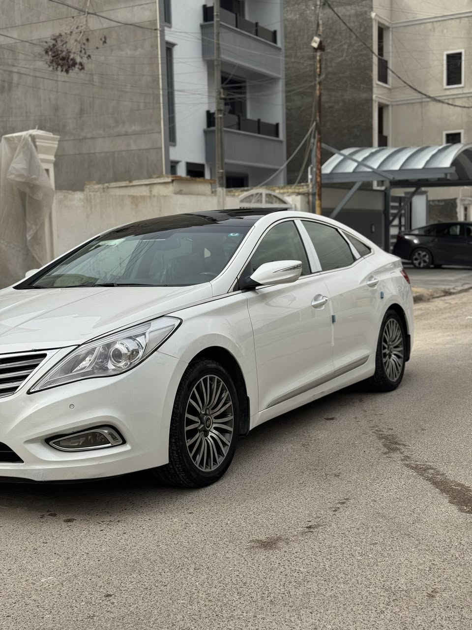 سلام عليكم اخوان ازيرا خليجي موديل 2014 VIBسيارة احلى من الصور موصفاتها معروفة ميحتاج احجيهامكفولة من الصبغ بيها اصبع بس كارت بيها بارد بس صبغ وفتح اي قطعة مكفولة ماشية تقريبا 180 كم صدر نظيف تخم تاير سيارة خير من الله مكاني بغداد العامرية او جسر الزيتون السعر 139 وبيها مجال بسيط رقمي ***********
