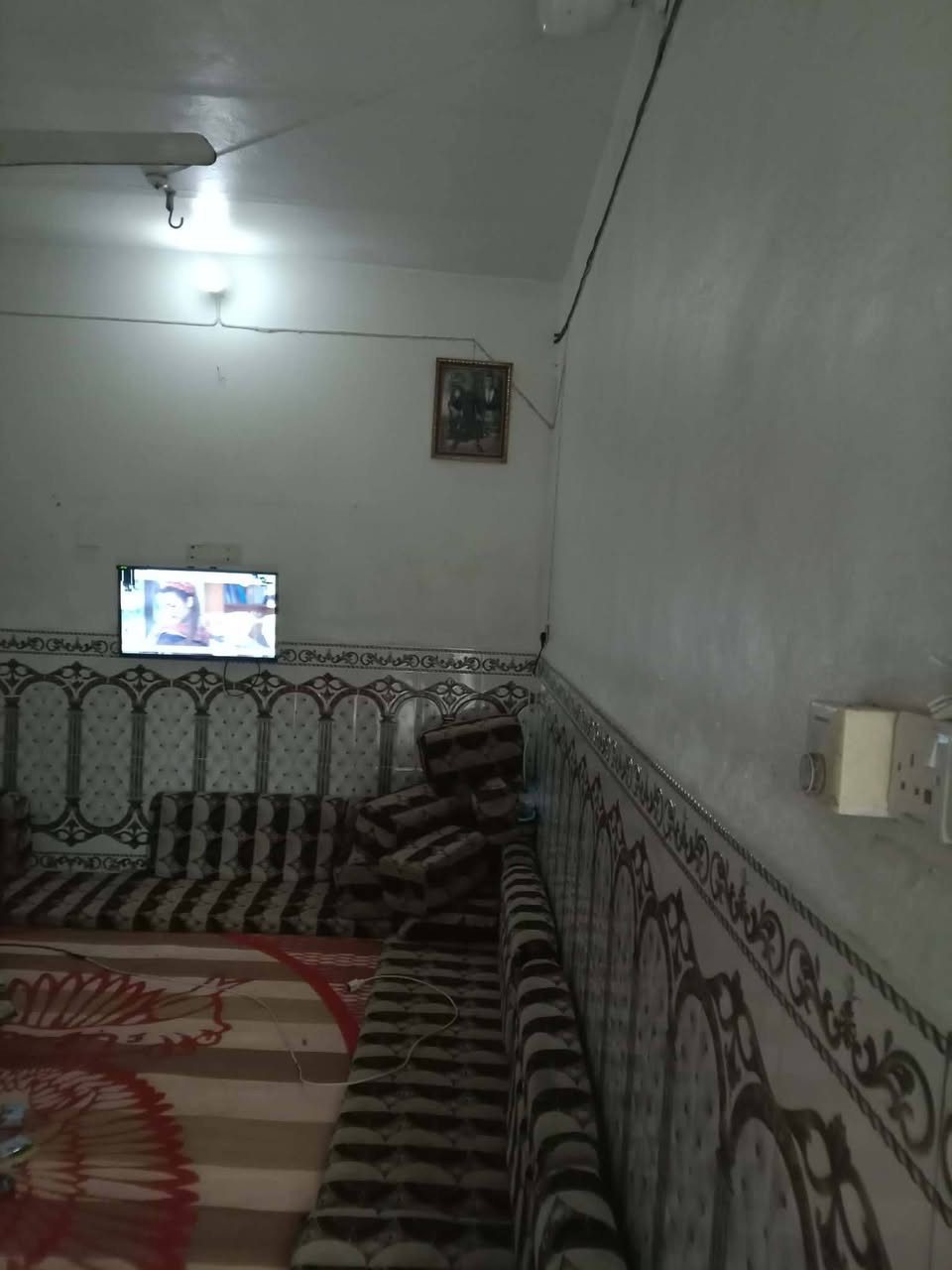 بيت للبيع مساحته ٢٠٠ متر
حي الاسرى 
السقف اعكاده طابقين 

نص بلوك ونص طابوك

3 غرف جوه بالبيت وحده منهن زغيره وكليدور يجمعهن ومطبخ واستقبال وفوك غرفتين حمام داخلي

السعر ٥٥ قابل للتفاوض البسيط 

باقي التفاصيل خاص او الاتصال بالرقم 
***********
