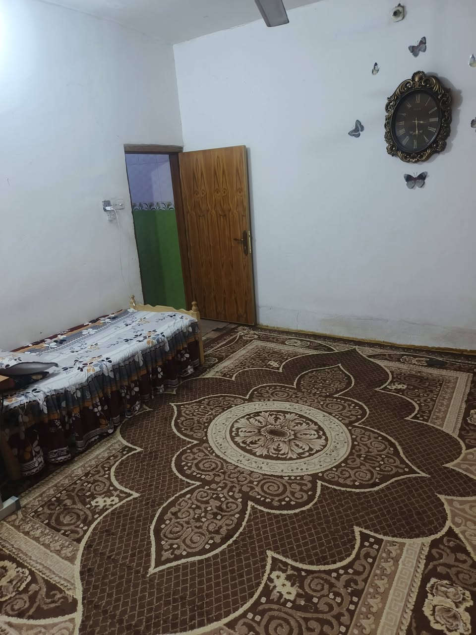 السلام عليكم دار البيع العنوان زوير شارع سيد علي قرب ملعب زوير المساحه 100م يحتوي على صتقبال وهول ومطبخ وغرفه حمام داخلي مجمع صحيات وحمام خارجي الطابق الثاني غرفه واحده البيت على الشارع التبليط بلباب السعر 85 الستفسار ***********
