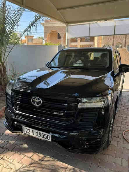 للبيع — لاندكروزر بلاك إيديشن GX.R LIMITED اصل
🚙 موديل حديث — رقم اربيل
لون أسود ملكي • بحالة فوق الممتازة
ماشية 1.500 كم يعني زيرو 

المواصفات:
 • محرك قوي V6 
 • دفع رباعي مستمر
 • كير أوتوماتيك 10 سرعات
 • شاشة وسطية كبيرة + كاميرا محيطية
 • فتحة سقف
 • تبريد وتسخين مراتب
 • تشغيل بصمة + دخول ذكي
 • مانع التصادم • مثبت سرعة ذكي
 • حساسات أمامي + خلفي
 • نظام صوتي راقي
 • جناح خلفي + كت كامل بلاك إيديشن

السعر 74.300$ وبيها مجال بسيط🔥
للاستفسار ***********
