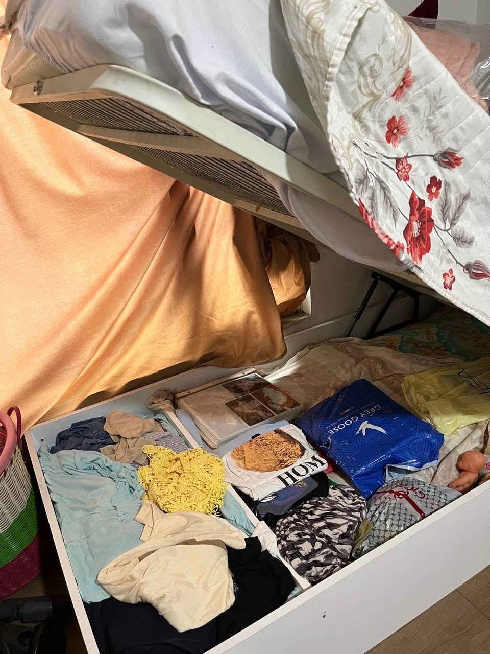 بۆ فرۆشتن  لە سلیمانی گەیاندن نیە وەک نوێ کەم بەکار  هاتوە سیسەمەکە ژیرەکەی مەخزەنە دۆشەکی لەگەلە نوێیە
کۆمیدیە پچوکەکەش لەگەلیا ئەیفرۆشم هیچ عەیبیکی نیە 
ئەگەر کریاری نامە بنیرە بەس دۆشەکەکەی٨٥ پێ یاوە 
سیسەم و دۆشەک و کۆمیدی  و عەلاگەی جیل هەلواسین بەیەکەوە ١٨٠ هەزار ئەگەر کریاری نامە بنیرە سلیمانی *********** Singapore
