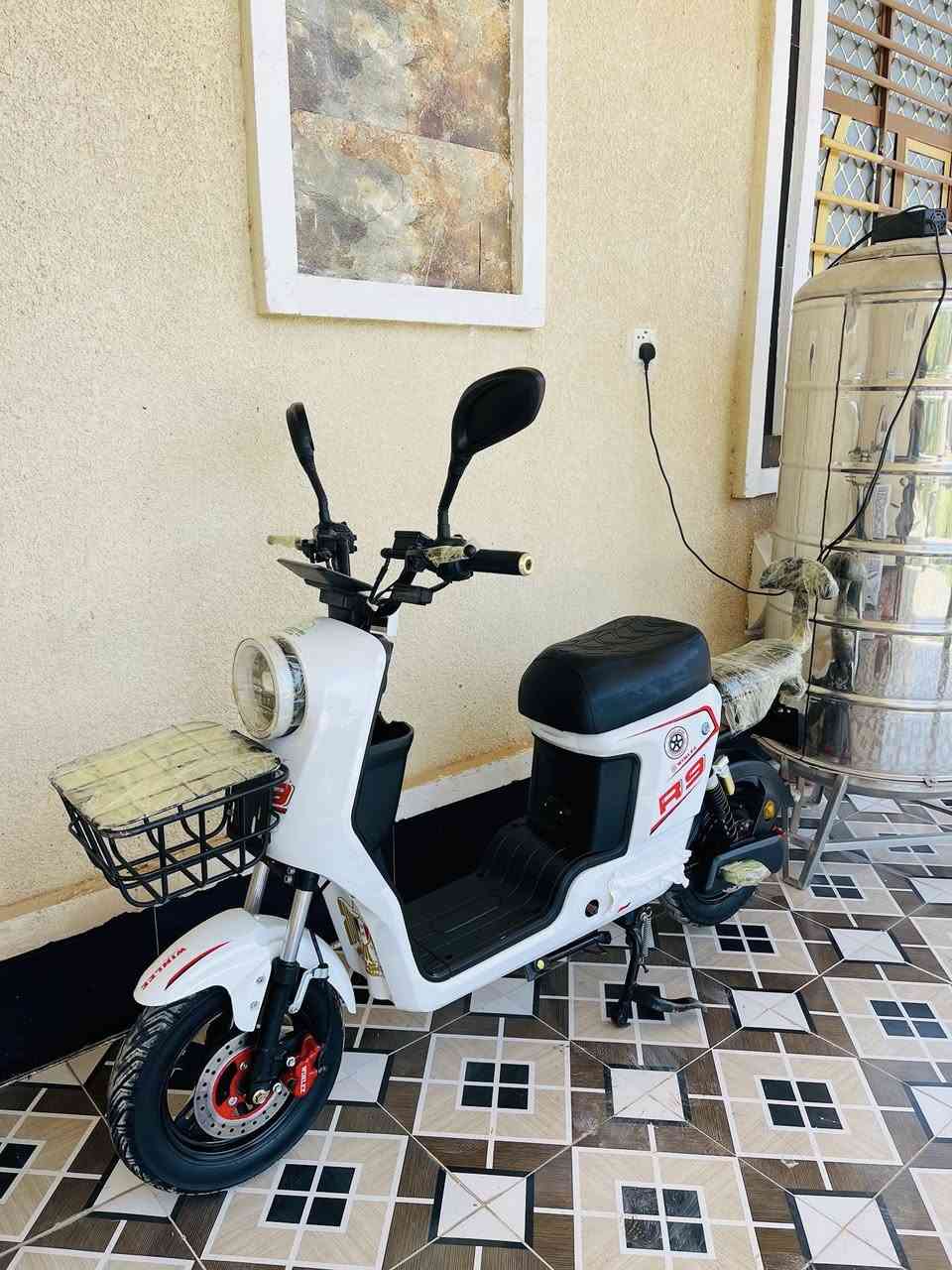 السلام عليكم دراجه R9 جديد فول مواصفات كامل 
تشغيل عن بعد وكارت 
بطاريات 32🔋 فول
دبل اشاره وباقي المواصفات معروفه 
السعر خاص او الاتصال ع رقم***********
