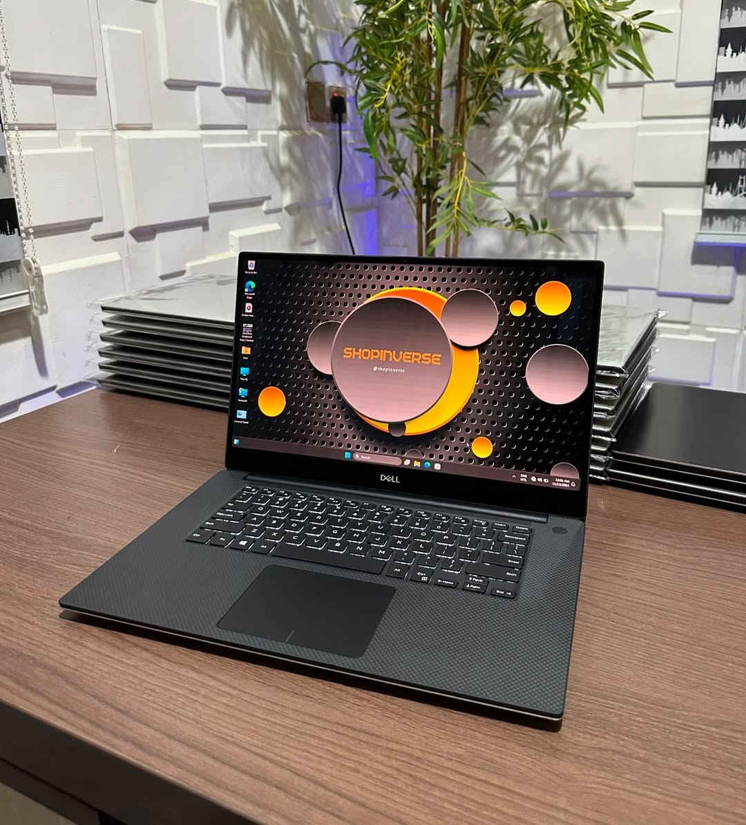 #الوحش لابتوب وورك ستيشن Dell Precision 5540

اللابتوب اخو الجديد، شرط الفحص، نسخة البرزشن معروفة بالتحمل و الاداء العالي، تهوية اللابتوب عالية جدا يعني مناسب للشعل المكثف و برامج التصميم و الهندسة و الألعاب.

المعالج : كور i7 من الجيل التاسع بأعلى و أقوى فئة ( H ) و فئة H تعني: High Performance أي (فئة الأداء القوي) وهذه الفئة خاصة للإلعاب وبرامج التصاميم والهندسة.

الرامات : 16 كيكا 

المساحة : 512 SSD 

#كارتين_شاشة:

الأول كارت داخلي: أحدث نوع (ألترا أتش دي - UHD) حجم 8 كيكا

الثاني كارت خارجي: NVIDIA Quadro T1000 حجم 4 كيكا أسرع فئة GDDR5 

حجم الشاشة 15.6 فول دقة Full HD

اللابتوب أيضاً قابل للتطوير بشكل مو طبيعي تكدر تطور كلشي بي، يعني إذا حبيت تطورة بالمستقبل، بدل ما تشتري مواصفات اقوى هو يقبل تطوير.

الدل البرزشن غنية عن تعريف جهاز كلش قوي .. تكدر تبحث عنه و تشوفة بالمراجعات و قوته بالبرامج و الألعاب.

#برامج_منصبة_باللابتوب:

- مجموعة الاوفيس كاملة

- مجموعة الادوبي 

- برامج مشاهدة افلام ومباريات كرة القدم (شبكتي و سينمانا) 

- مواقع تواصل اجتماعي 

- كيم لوب

- ستيم 

- اوتوكاد 2021 (مفعل مدى الحياة)

#السعر 650 ألف مع #سيت_ملحقات (حقيبة + ماوس + ماوس باد + هدفون + ستاند تلفون + الشاحن)

بغداد حي العدل (توصيل #مجاني بكل العراق)

للتواصل واتساب ***********
