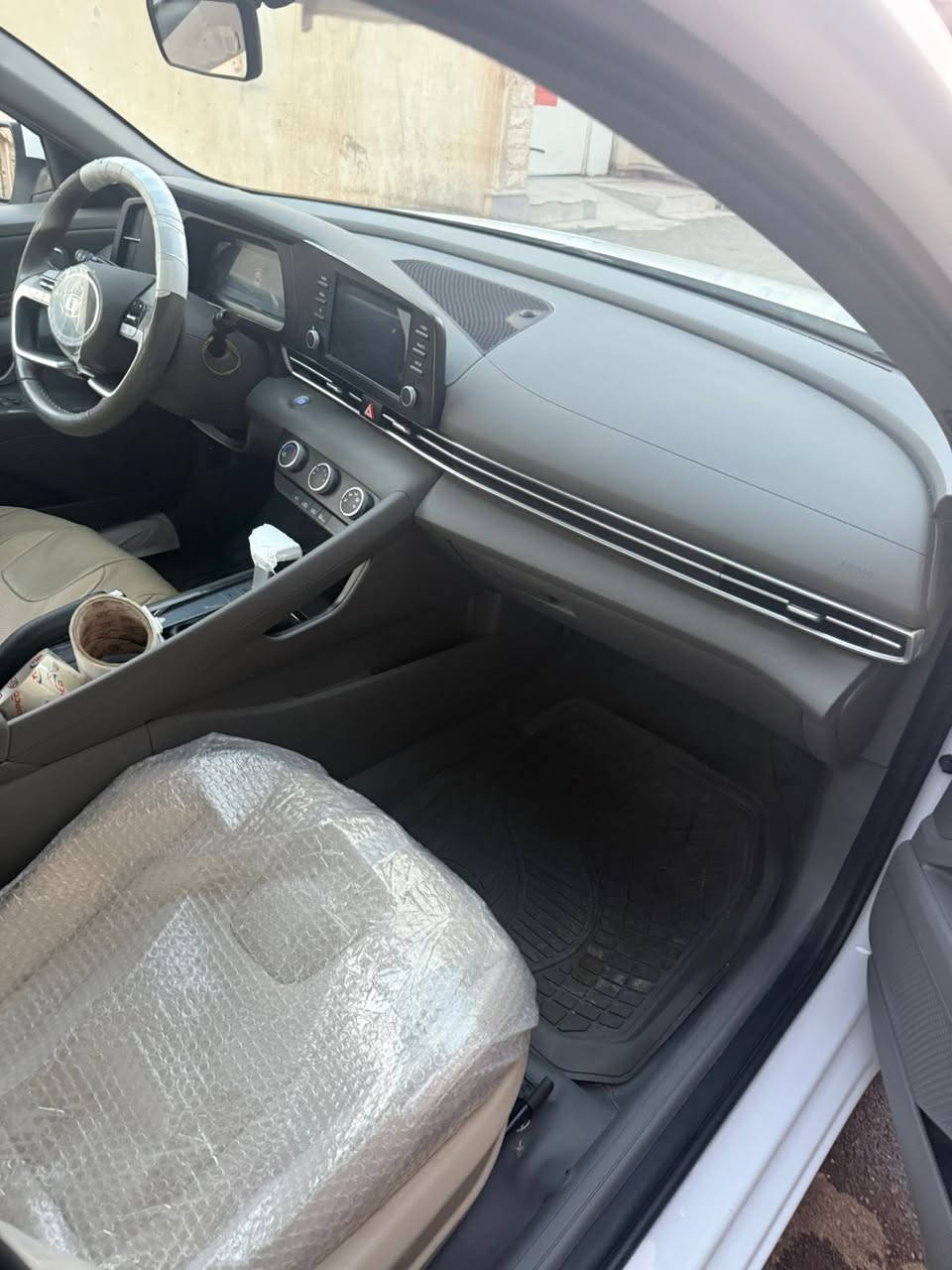 السلام عليكم النتره 2024 خليجي مكينه 2000دوش كفاله عامه سياره جديده فول مواصفات للخير معروفه مواصفات الخليجي مكاني بصره حيانيه ***********  سعر 185وبيهه مجال
