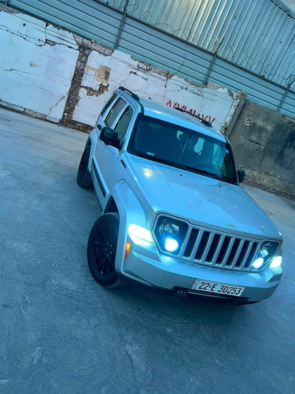 السلام عليكم
قطعة نادرة 🥇
جيب ليبرتي موديل ٢٠١٢ 
اللون رصاصي 
بيها بارد جوه التريشه مال باب السايق و الباب الخلفي 
و بيها باب خلفي مفتوحة الجهة المعاكسة 
محرك مضمون + گير مبدل جديد 
تبريد شغال و بحالة جيدة جداً 
رقم اربيل 
صدر امامي و خلفي جديد 
تخم تاير جديد
كهربائيات كاملة 
السعر المطلوب ١١٠٠٠ 
شدة و عشر ورقات وبيه مجال للجناية

للاتصال 
***********
واتس اب موجود
