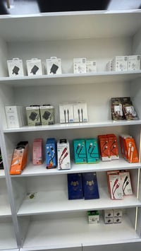 رفوف محل • اكسسوارات موبايل • السريدات القديمه