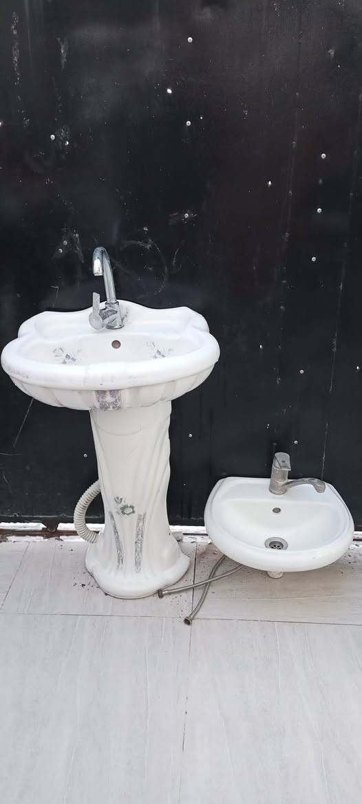 مغسله كبيره ب25 وصغيربدون رجل ب10نراكيل ب20الشراي يتصل ***********
