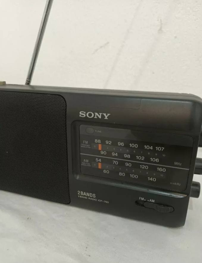 راديو ماركه سوني SONY ثلاث موجات يعمل باتري وكهرباء الجهاز باله انكليزي 
 السعر على الخاص


**إذا كنت صاحب هذا الإعلان وتريد حذفه لأي سبب، رجاءا أرسل رسالة إلى الدعم الفني**