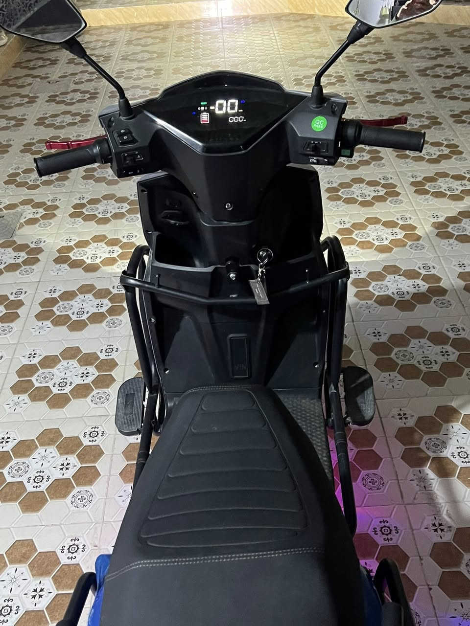 السلام عليكم + دراجة الماسة للبيع موديل 2025. + مستعمل نظيف جداً + مابيه أي عطل + 6 بطاريات جديدة +  فقط عداد الشحن يقرة غلط + اربع سرعات والسرعه القصوى 99 + السعر 700  وبي مجال + العنوان تأميم دواجن

0781 879 1327
