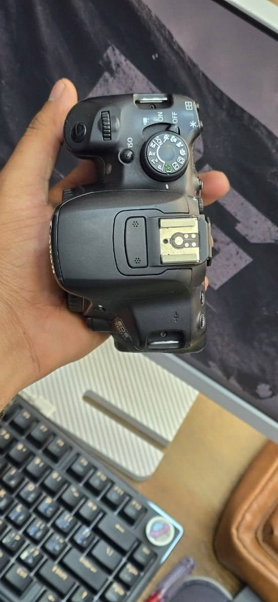 كانون 700d +عدسه 18-55
كاميرا نضيفه وتخبل شتره 15k
دقه 18 ميكابكسل 
شاشه لمس قلاب وايفاي وبلوتوث 
ملحقات جنطه وشاحن وبطارية وحزام كتف 
واتساب ***********
السعر 350الف
