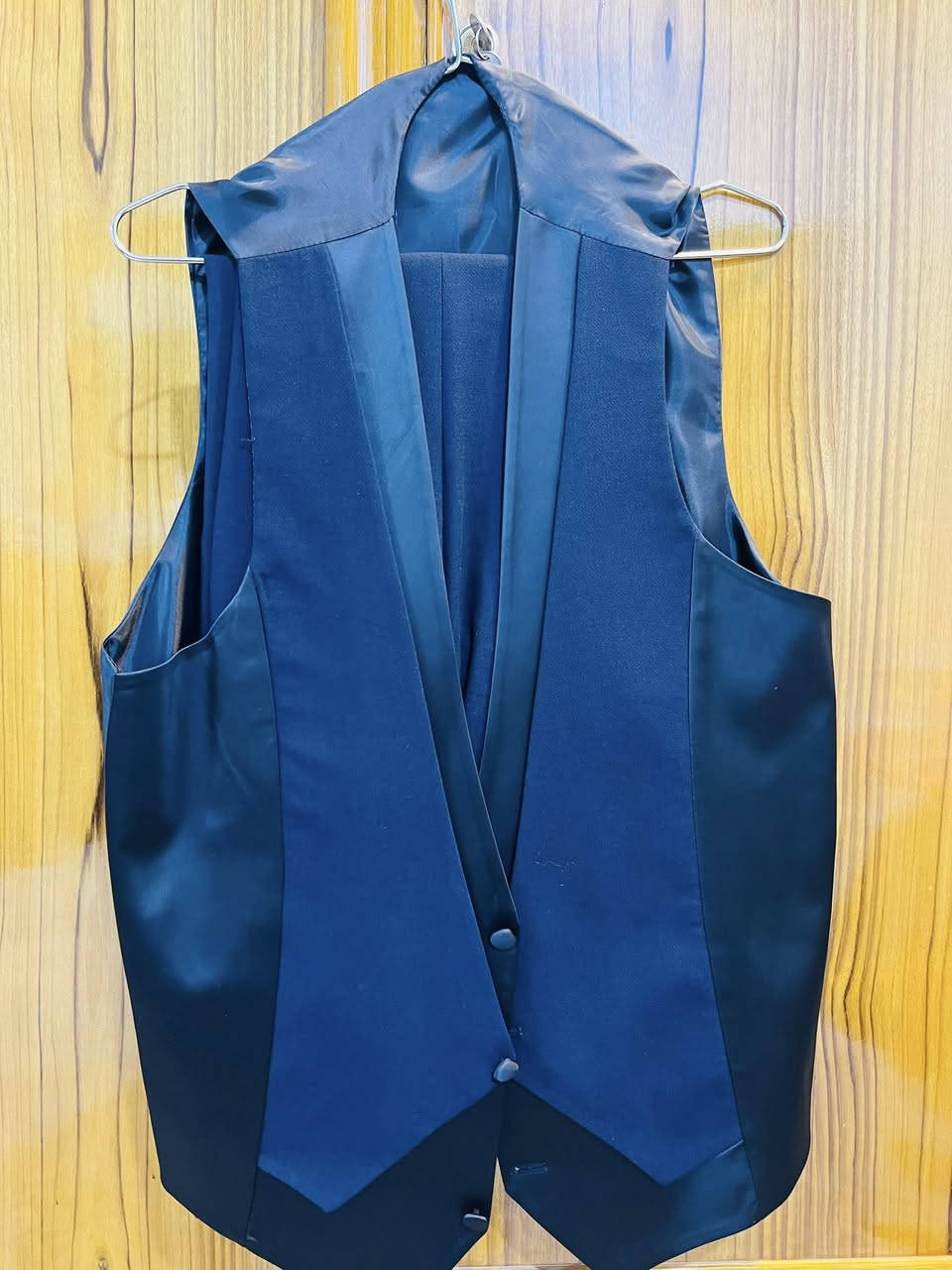 السلام عليكم ورحمة الله وبركاته رمضان كريم أعاده الله علينا وعليكم بالخير والطاعات 🌙

للبيع بدلة توكسيدو ثلاث قطع جديدة  لون نيلي  
ملبوسة مرة واحدة فقط بدلة زواج او مناسبات خاصة 

💰 سعر الشراء: 250 ألف دينار
💵 سعر البيع الآن: 150 ألف دينار  لأن ملبوسة مرة 
وبها مجال بسيط 

📍 العنوان: النجف الأشرف
📞 الاتصال: ***********

البدلة نظيفة جداً وحالتها ممتازة
