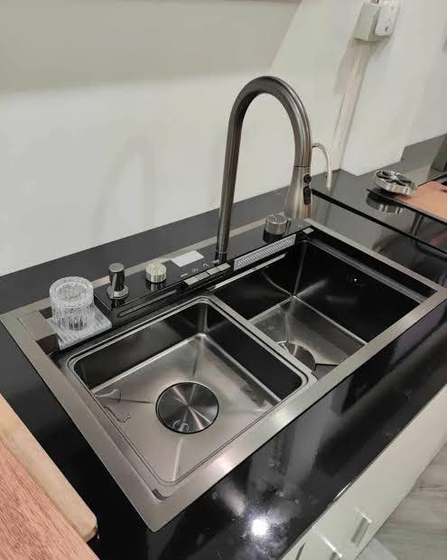 حوض سنك شلال الاصلي قياس 45 *75 التاسيس الداخلي براص ثقيل مع خمس دكم للتحكم غير مستخدم 
السعر 150 الف 
***********
