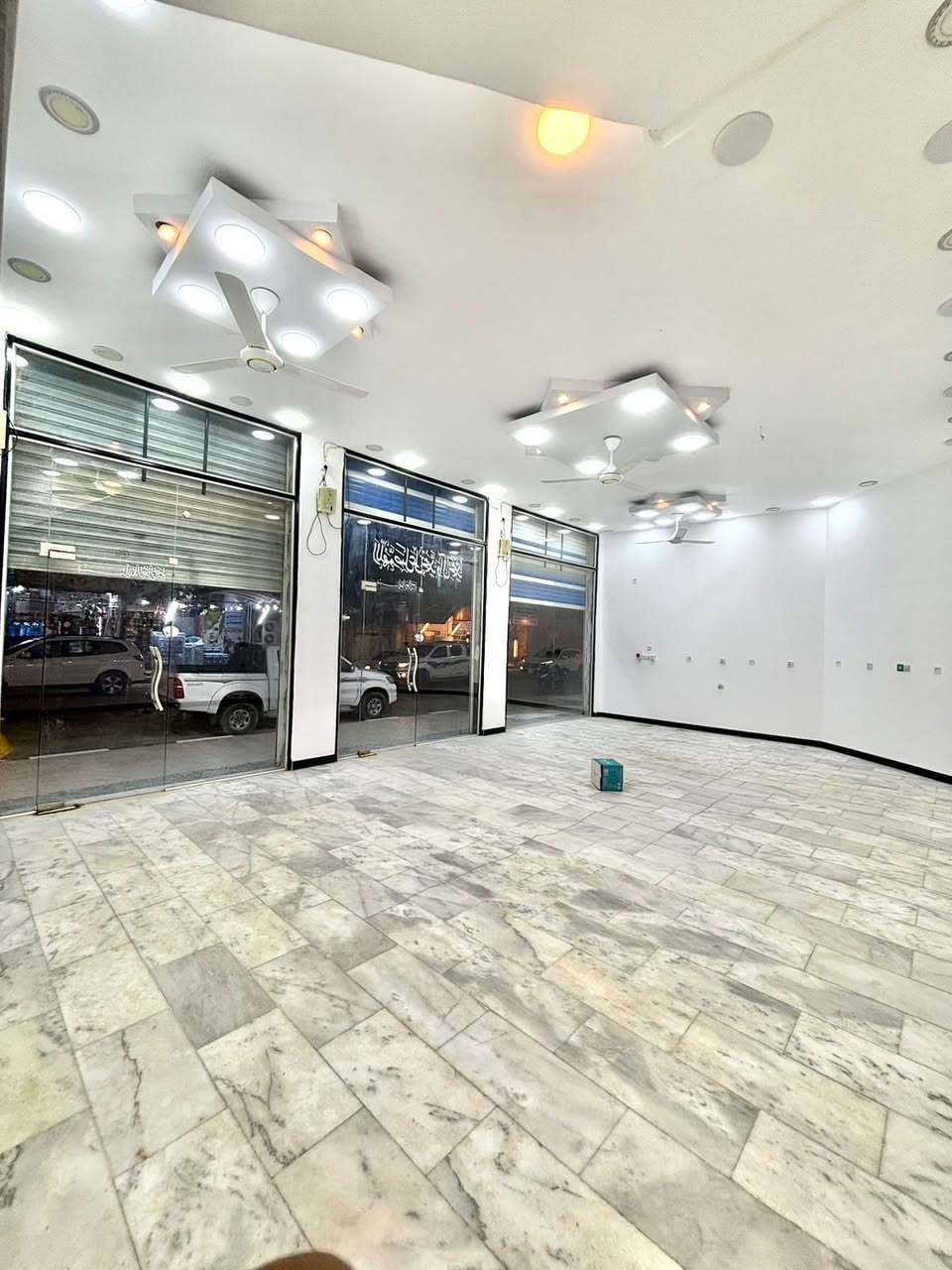 محل للايجار قطاع ٢٨ واجهة ١١م ونزال ٦م يحتوي على صحيات يصلح عيادة طبية او مركز تجميل او مكتب اومحل تجاري للاستفسار مع واتساب ***********
