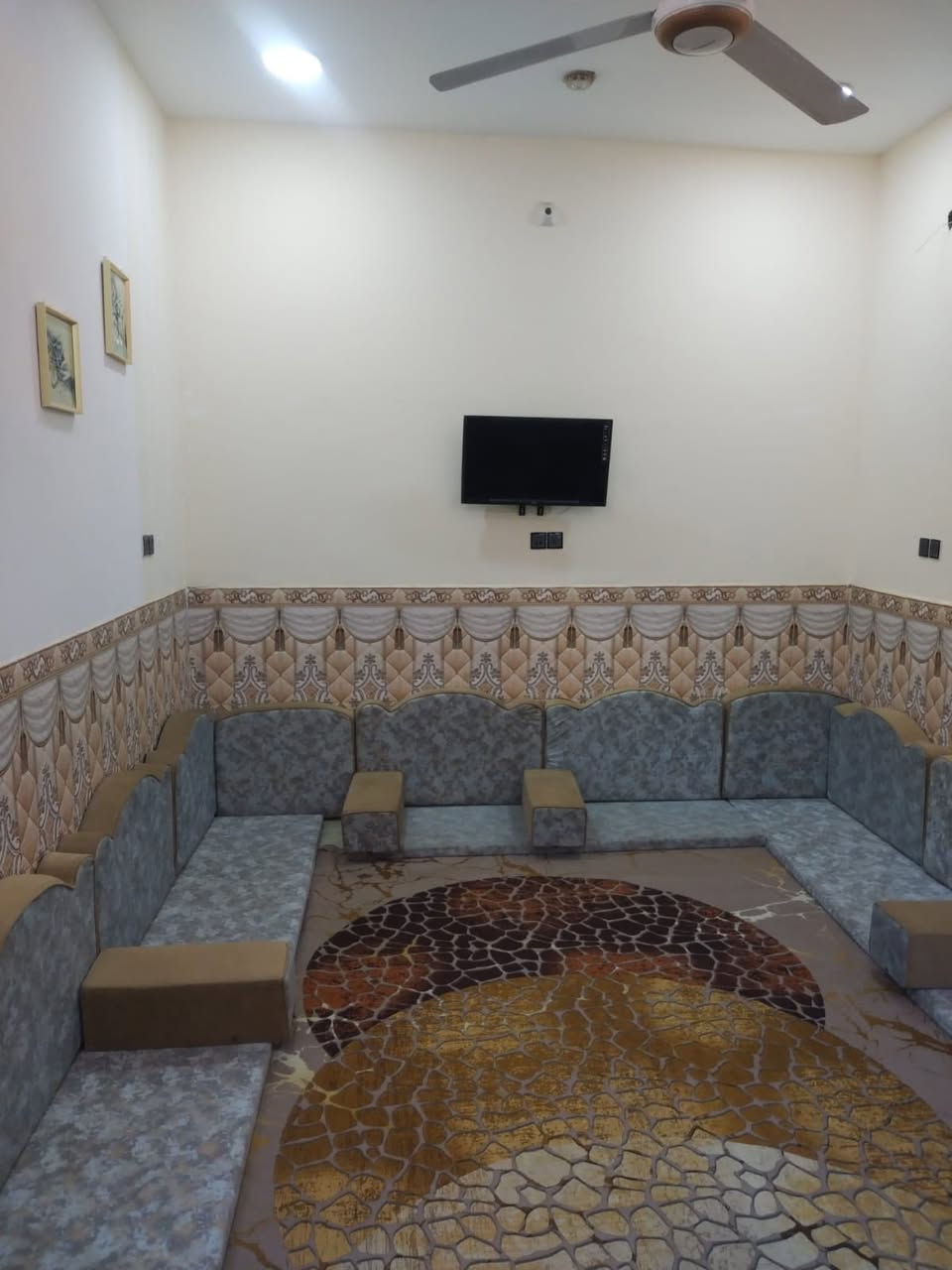 بيت ركن مساحه 100 وجهين بناء جديد طابوق صب كونكريت حي اريدو قرب مكتب البدري للعقار مكان ومنطقه جدا راقيه السعر 165 قفل قفل
للأستفسار *********** مكتب عقارات البدري
