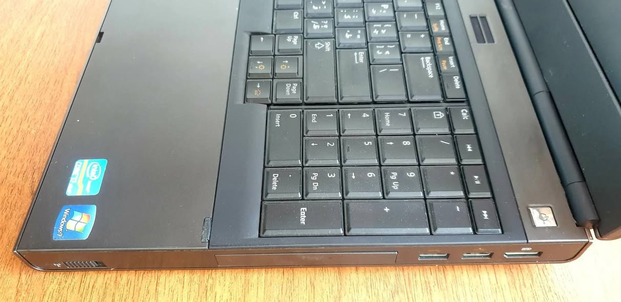 Dell precision core i7 جيل ثاني
الرام 8G  والهارد 120ssd 
حجم الشاشة  15.6FHD 
كارت شاشة خارجي 2G quadro 
 البطارية جديدة والشاحنة اصلية
السعر 150 الف المكان بعقوبة


**إذا كنت صاحب هذا الإعلان وتريد حذفه لأي سبب، رجاءا أرسل رسالة إلى الدعم الفني**