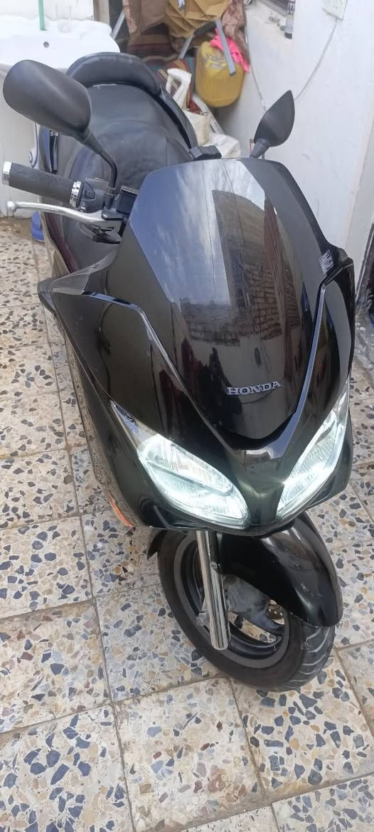 🏍️ للبيع: هوندا فورزا 09 (Honda Forza) - نظافة وكالة وكفالة عامة 🏍️
المواصفات والامتيازات:
الموديل: فورزا 2009 (صفر 9).
اللون: أسود ملكي.
الإضاءة: منظومة زنون كاملة (قوية جداً).
الكهربائيات: شغالة 100% وبحالة ممتازة.
الضمان: كفالة عامة من كل شيء (محرك، كير، كهربائيات، كفرات).
الأوراق والثبوتيات:
اللوحة: مرقمة رقم نجف ألماني.
الملكية: الدراجة بأسمي مباشرة (صاحب الملك).
التحويل: تحويل مضمون ومباشر ثاني يوم في مرور النجف.
💰 السعر: 16 ورقة (وبيه مجال بسيط للشراي الجاد).
📍 المكان: النجف الأشرف.
📞 للتواصل والاستفسار (اتصال أو واتساب): ***********
