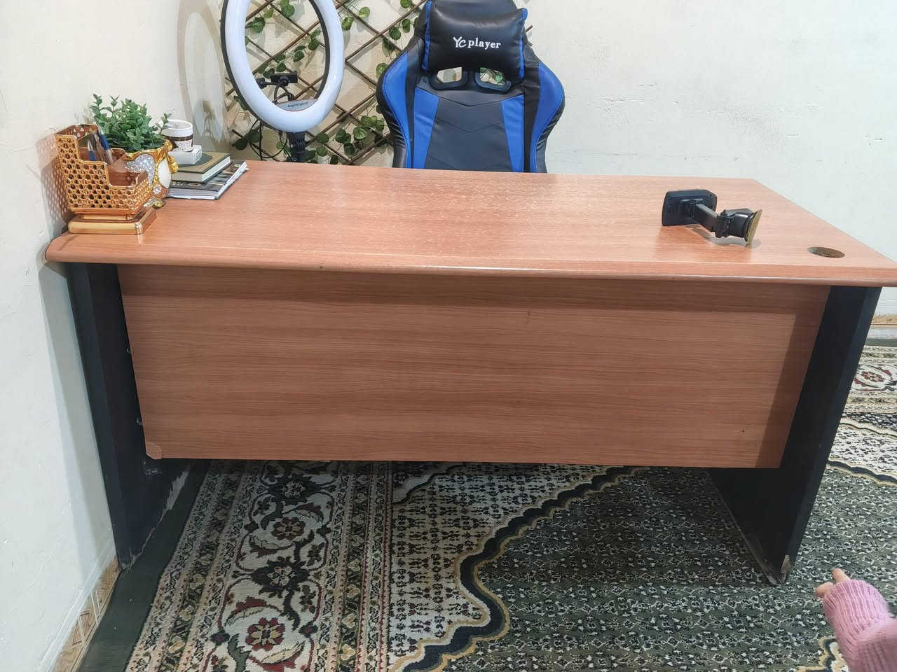 كرسي مكتب وميز بسعر مناسب للاستفسار الاتصل ع رقم ***********
