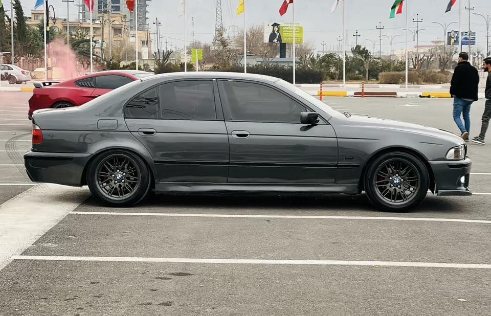 بیئێم سەقەر 528مەکینە لۆکککک مۆدیل ١٩٩٩ ئارم پلاستیک هەولێر گێر ئۆتۆماتیک سپۆرت عادی مواسەفات فولە بەس سلایت نیە گێرو مەکینەی بەشەرت سەیارەکە عامە بەس بۆ جوانی چەکوچی پێوە نیە رەنگی نەفتیە سعری۷٥ وەرەقەو کەمێک مەجال (***********)(***********)
