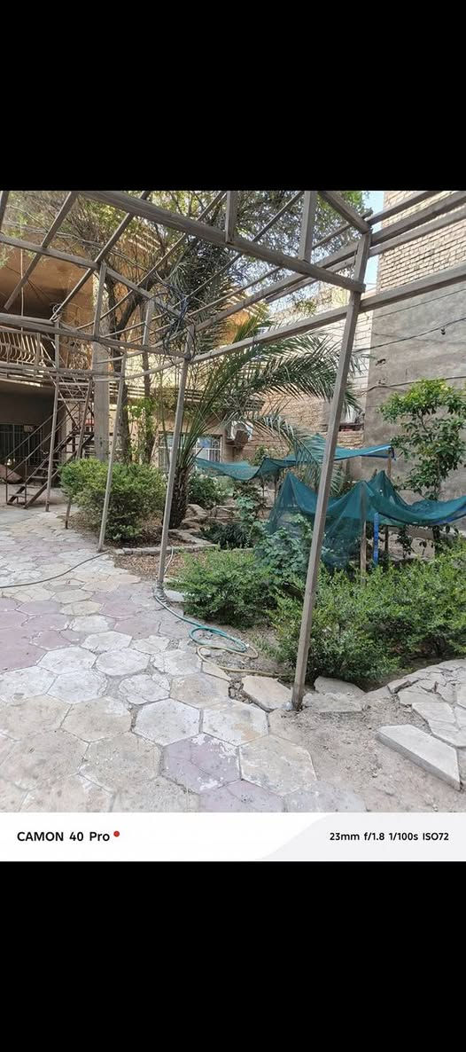 السلام عليكم بيت مساحتة 550 متر قرب مستشفى العباس الاهلي اول بيت عن الشارع العام يعني اول بيت بالفرع يرهم شاليه او حسينية او سكن يبعد عن مركز المدينة 700 وعن الامام الحسين 1كيلو  يحتوي البيت على حدائق 2 وغرف نوم 2 واستقبال = مضيف  كبيرة ومطبخ وصحيات والطابق الثاني معزول يحتوي على غرفة وصالة ومطبخ وصحيات للاستفسار اكثر الاتصال مع صاحب الدار مباشر علماً البيت طابو زراعي يعني سند يتحول باسمك متشيل هم الشي  ***********
