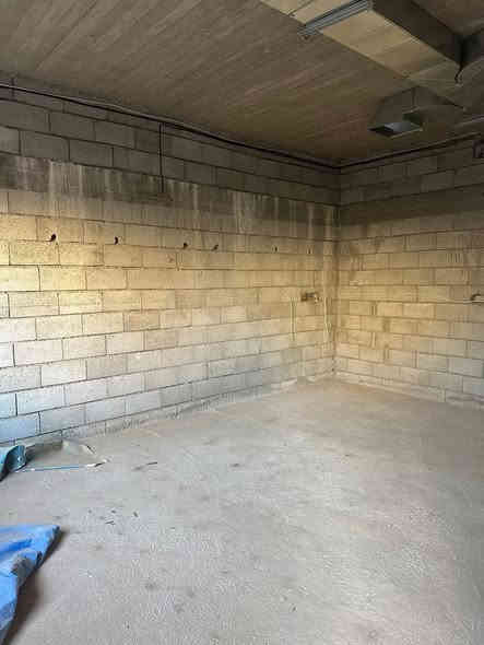 للبيع هيكل 200م طابو صرف 
يتكون من كراج ومطبخ حار وبارد واستقبال وهول غرفتين نوم ومجمع صحيات داخلي وخارجي
طابق ثاني يتكون من 4 غرف نوم وهول وصحيات 
مع بيتونة بالطابق الثالث 
بناء درجة اولى خلصان لبخ وستايكر وكهرباء وماء ومجاري ومصبوب لاش ودكت كامل وتانكي ماء 5 آلف لتر
العنوان تسعين قرب التانكي 
اي استفسار يرجى الاتصال ***********
***********
او زيارة مكتب التاج الذهبي حي الوسطي مقابل دائرة الكمرك
