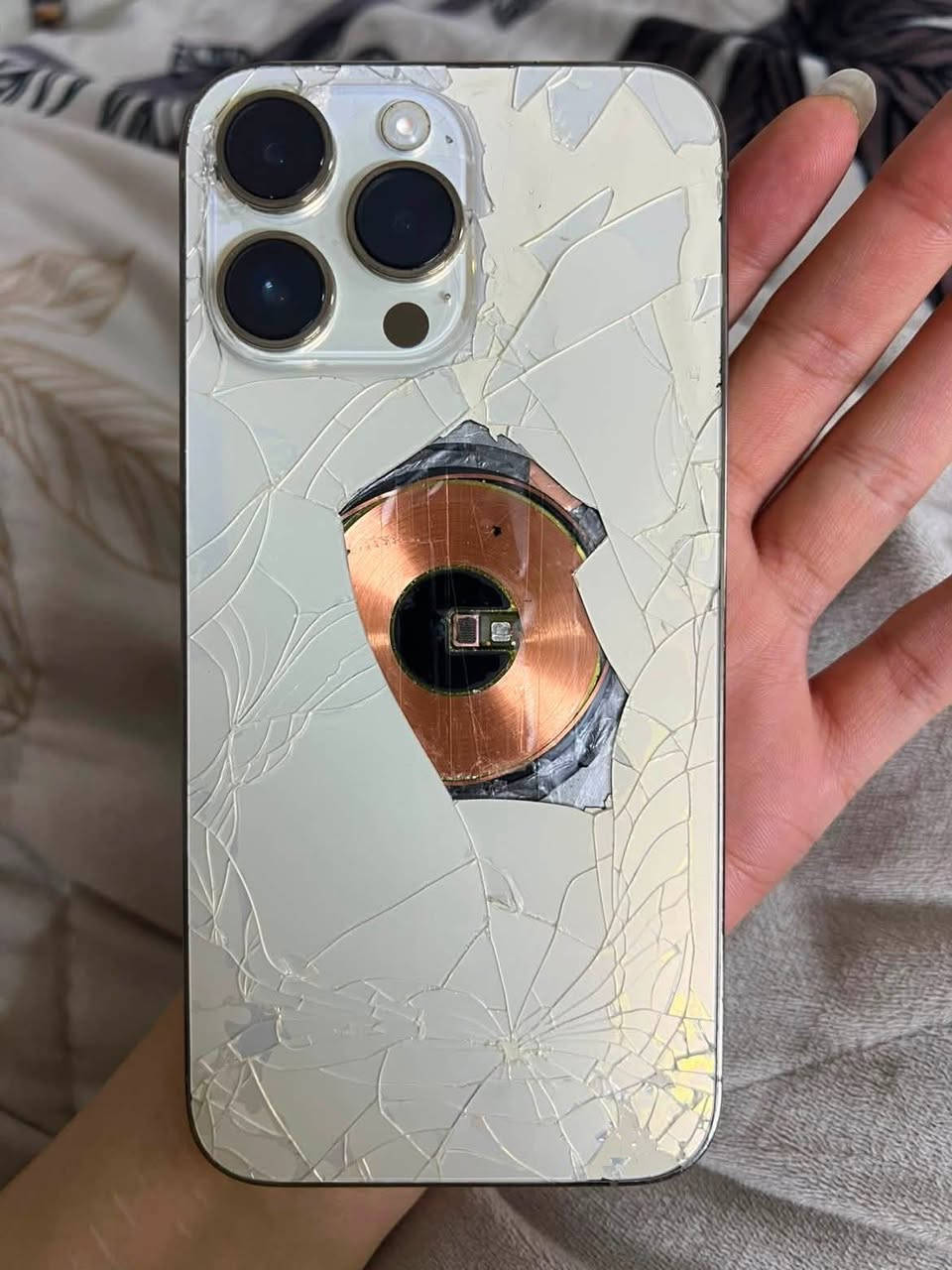 للبيع فقط

📱 iPhone 14 Pro Max

* سعة: 256GB
* البطارية: 100% (مبدلة جديدة)
* الشاشة: أصلية
* Face ID: شغال 100%
* الكاميرات: كلها شغالة
* الجهاز ما بيه أي عطل، فقط كسر بالظهر (موضح بالصور).

***********
رجاءً بس الشراي يتصل
