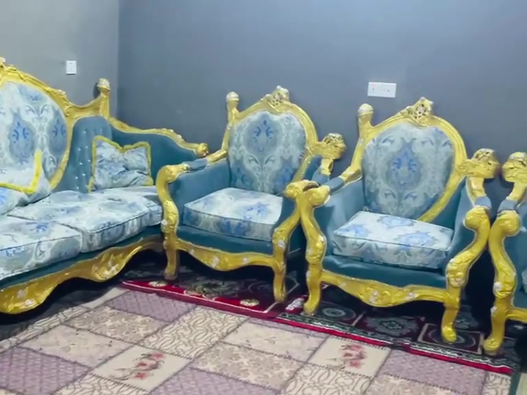 السلام عليكم عندي تخم مصري 10 مقاعد للبيع المكان قضاء الصويره الشراي يجي خاص لو على هاذه الرقم ***********
