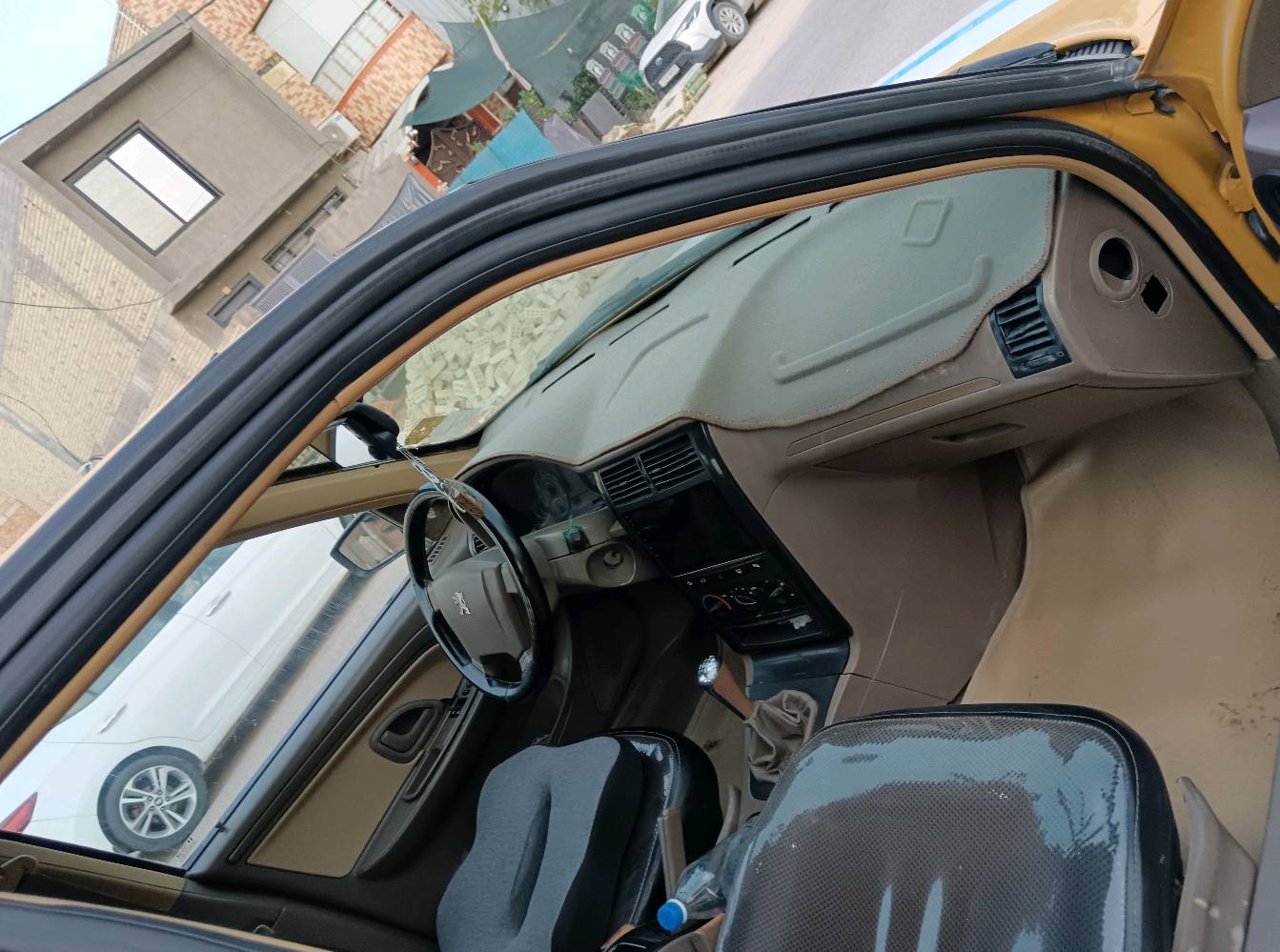 للبيع مستعجل سياره بيجو لميس مديل 2016 سياره غاز بانزين سعرها ٤٥ وبيها مجال حك الجيه
شنو موديل السيارة بالضبط وسنة الصنع؟: 
مديل 2016 
وين موقعك/المدينة حتى نحدد المعاينة؟: 
نجف حي ميسان قرب جسر الإمام علي 
شنو وضع المكينة والگير؟ شغالات تمام لو بيها ملاحظات؟: 
مكينه كير حداديه تبريد مكفولات 
السيارة بيها صبغ أو حوادث غير الظاهر بالصور؟: 
مكفول
السعر شكد وهل بيه مجال للتفاوض لو نهائي؟: 
45 وبيها مجال قليل *********** 