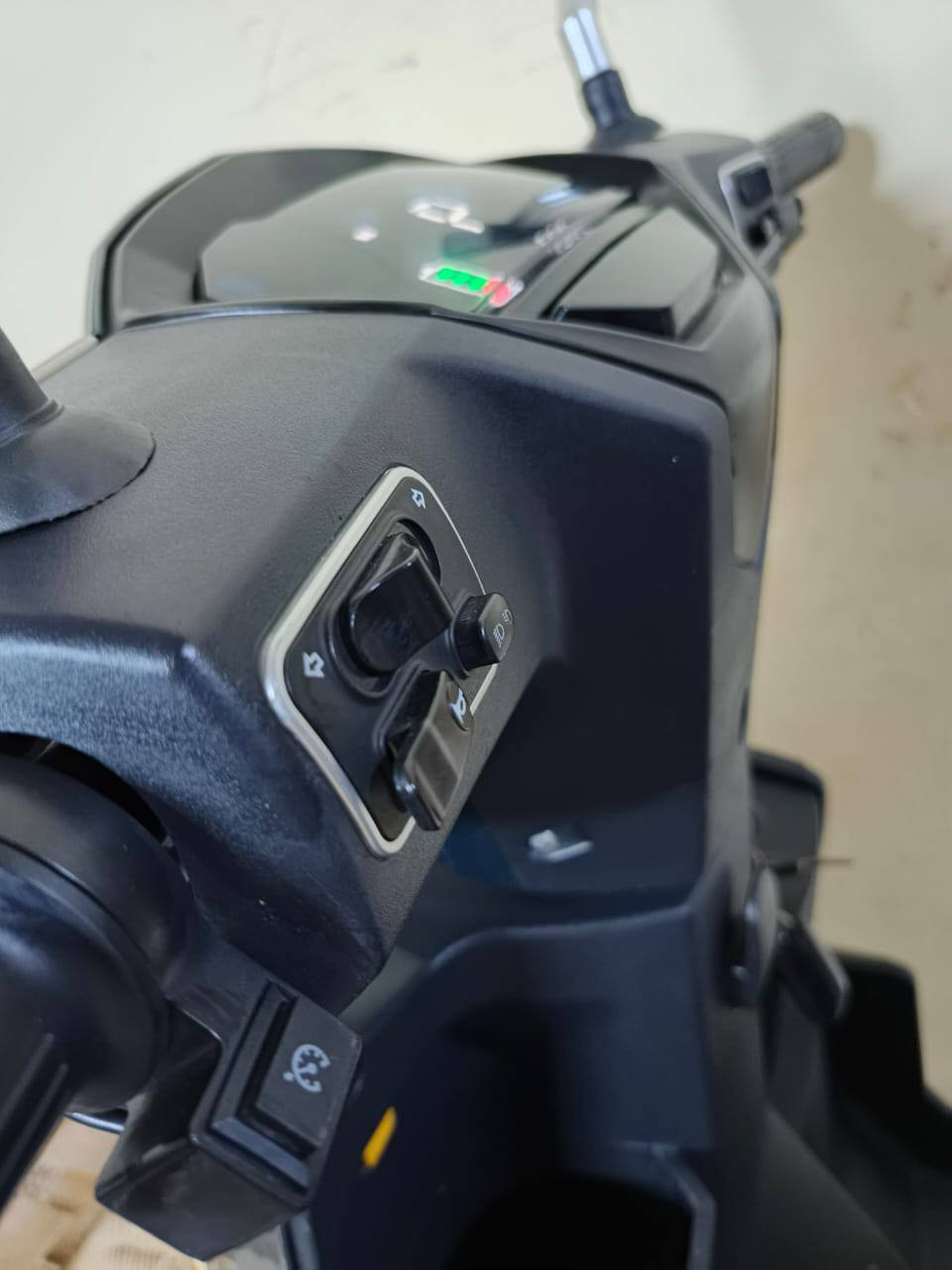 السلام عليكم دراجه شحن سكنز للبيع مديل 2026
دراجه جديده او كامله نقص برغي مابيها  وصل المعرض او ملحقاتها بيها
تفاصيل 
شاشه ذميه لكشف الاعطال ولتنبيهات
لايت عالي نلصي زنون 
مري جانبيه
بريك امامي خلفي دسك
دبلات امامي  خلفي غاز
 هايدروليك
اشاير لد
نضام بك الرجوع الى الخلف
مثبت سرعه
ملف الدراجه 2000 حقيقي
بطاريات مصطره الحجم الكبير 40 انبير
سرعت الدراجه 70 حقيقي
تقطع مسافه بل شحنه الوحده 65 كيلو 
شاحنه رقميه تدعم الشحن السريع وليقاف الءاتي عند المتلاء
تايرات حجم 12 جلاتين جبلي 
الشراي يتفضل خاص او التصال عله الرقم***********
مكان الدراجه بغداد ساحت عدن سعر الدراجه 650
