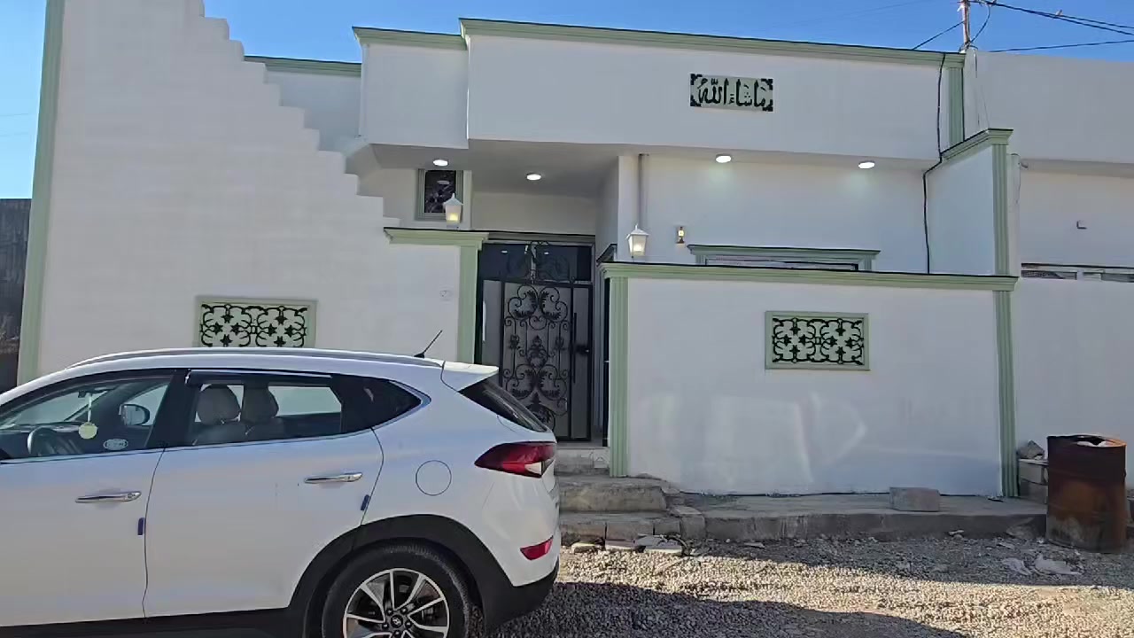 دار للبيع ١٠٠ متر مربع صفر ما مسكون قرب مدرسه علي شاهين واجهه ١٠ ×١٠ سقف مغربي وفول دكت مركزي 
السعر مناسب  ٤٤ مجال 
***********
