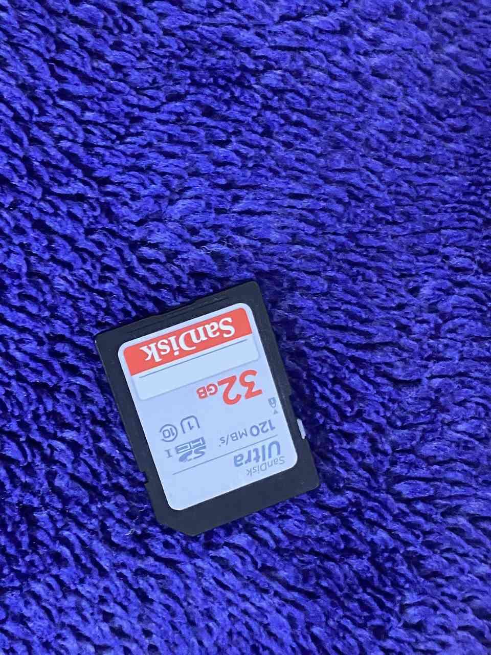 Nikon
الغنية عن التعريف D 7000 
نظافة ٩٠٪؜ استعمال شخصي
شتر ٣٠ الف
عدسه ٧٠-٣٠٠ رياضية 
شاحن 
جنطة 
رام ٣٢ 
الصور بتحكي لحالا 👇🏻👇🏻👇🏻👇🏻
مطلوب ٥٠٠ وبيها مجال شويه


**إذا كنت صاحب هذا الإعلان وتريد حذفه لأي سبب، رجاءا أرسل رسالة إلى الدعم الفني**