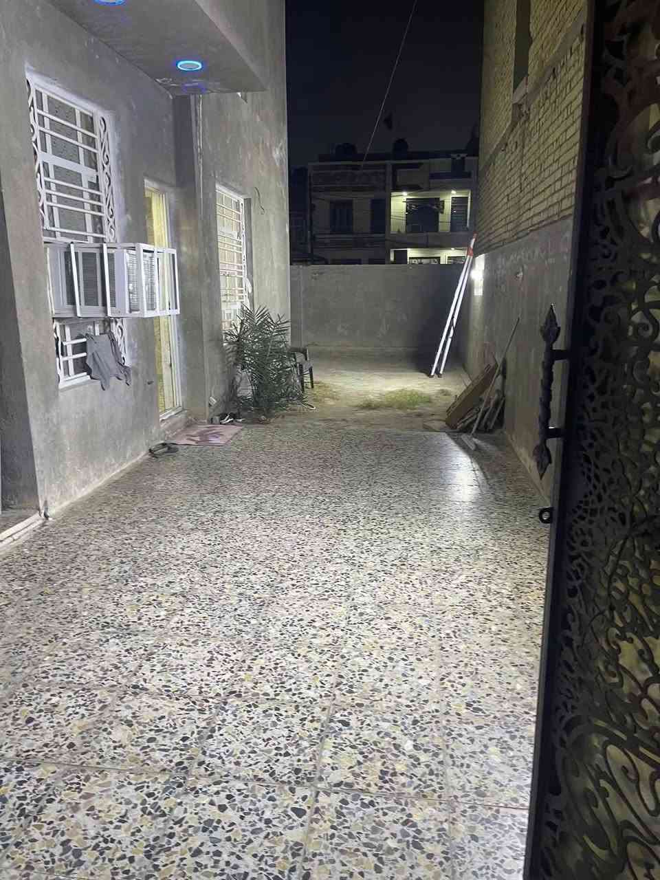 دار للبيع 200 متر طابو زراعي صرف الواجهه 14 النزال 14.5 شارع الشيخ احمد الوائلي

دار للبيع 200 متر طابو زراعي اقرار محكمة الواجهة 14 والنزال 14.5 شارع الشيخ احمد الوائلي تبليط وكامل الخدمات والشارع الرئيسي تبليط جديد 

طابق ارضي استقبال وغرفه نوم وحولي جبير كلش ومطبخ وحمام وصحيات داخلي وخارجي

وحديقه وكراج 

الطابق الثاني 3 غرف نوم وحولي وصحيات 

والطابق الثالث حولي وغرفه نوم وصحيات داخل الغرفة 

وسطح جبير

ملاحظة : يصلح ينقسم 3 بيوت او اثنين ويستثمر واسعار البيوت الصغيرة اعلى من اسعار البيوت الكبيرة 

للاستفسار المراسلة على الخاص


**إذا كنت صاحب هذا الإعلان وتريد حذفه لأي سبب، رجاءا أرسل رسالة إلى الدعم الفني**