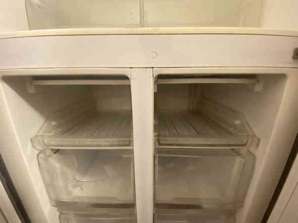 ثلاجة 4 ابواب الحافظ جوة تجميد وفوك ثلاجة عادية السعر 300 وبيهة مجال للشراي مكاني : بغداد محمودية رقم:*********** تواصل واتساب
