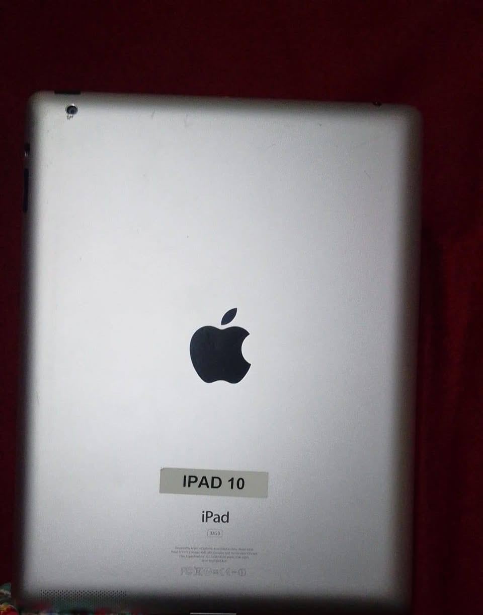 السلام عليكم ايباد ابل  للبيع يشغل يوتيوب وتكتك والعاب اطفال يعني مو مال العاب ذاكرته ٣٢  قويه وحاسبه هارده ١٦  وماعرف موصفاته تفيد للدراسه مو للعاب مكاني شطره اسعارهن الايباد ٥٠ والحاسبه ٥٠ رقمي ***********
