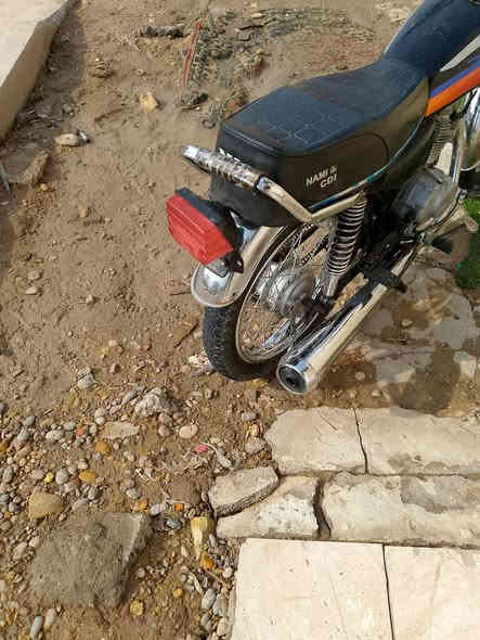 بدون شاصي يراني دراجه جاهزه بس بيه سبرنكه خارجيه ماعليه شي دراجه سعره 450وبيه مجال رقمي ***********
