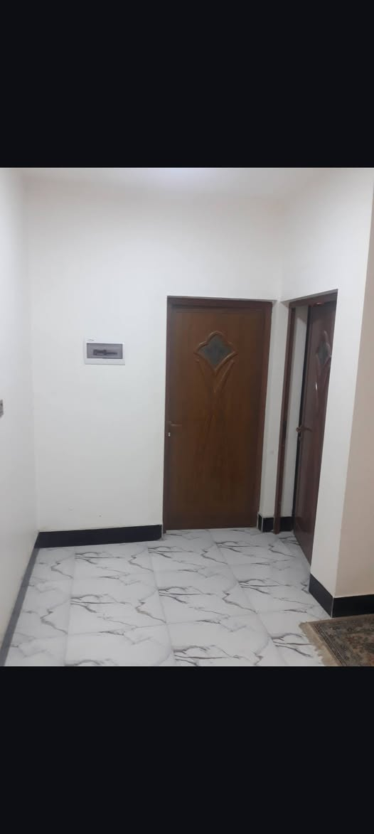 السلام عليكم
بيت 100 متر للبيع خاف حسينية 270 دار طابقين 3 غرف نوم وصالتين وصحيات ومطبخ للاستفسار  الاتصال على الرقم  ***********
