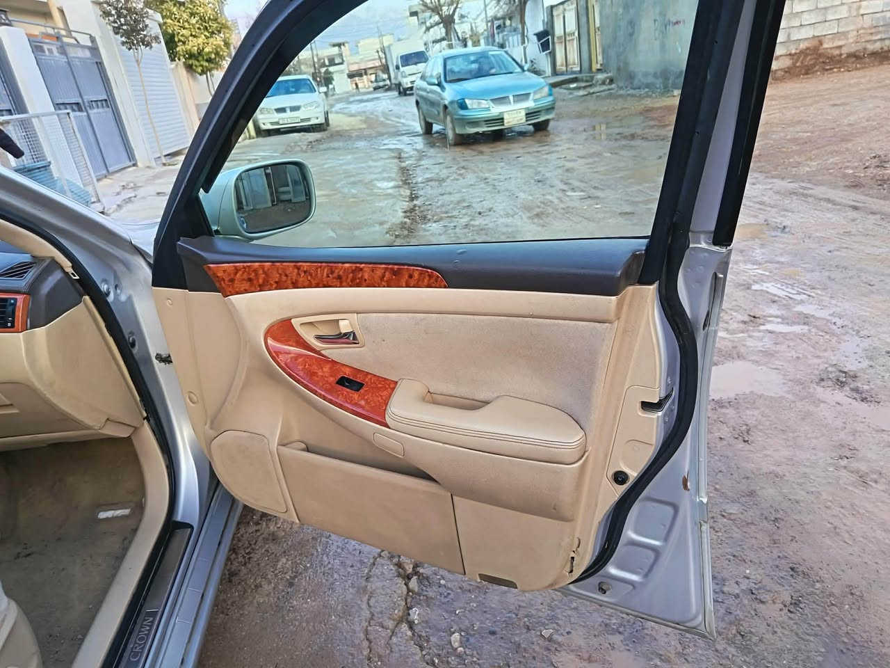 شاهینە مۆدێل 2005موســە سەیارەکە گەورە بەگەورەیە  بەحریەکی زۆر جوانە   سەقفی شوشەیە  دودوگمەیەی ناوزەردە تەبریت ساردو گەرم بەسراوە چرکەی تئانیە  زۆر تنوتۆڵە ماڵی دۆسە نوقسانی نیە سەقفو حیزام بەشەرت گێڕو مەکینەو کەفەر گۆڕاو تەقەو ڕەقە بەشەرت سەیارەکە زۆر جوانە ماشەڵا سعری 55گەڵا شوێن سەیسادق 
*********** حلبجة, السليمانية
