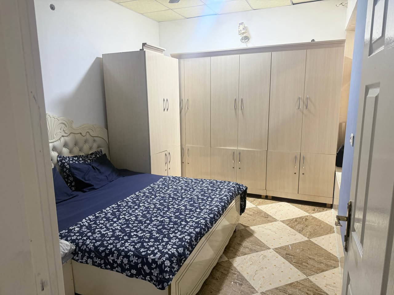 ئةم كةوانتةرةو ئةم ژوري نوستنة بو فروشتن زور زور پاكن كةوانتةرةكة هي ديوانة زور زور توكمةية بةشةرتي بي عةيبي كة وةك لوك وابيت 43وةرةقةي تيجووة  يستاايفروشم 
گةر موشتةريت تيل بكة
***********
هةموي پيكةوة باي 14 وةرةقةية بة ژوري نوستنةكةشةوة كالار, السليمانية
