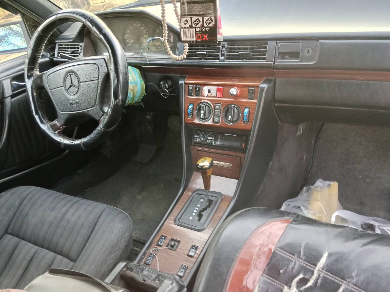 للبيع مارسدس بيبي موديل 90 مكينه 3000  سياره بحاله جيده جدا لا ضربه ولا خياس شواصي ابلاد قواعد بلاد  كلشي شغال بيها كشنات كهرباء رقم بصره تحويل ثاني يوم  سعر 60$بيها مجال 
***********
