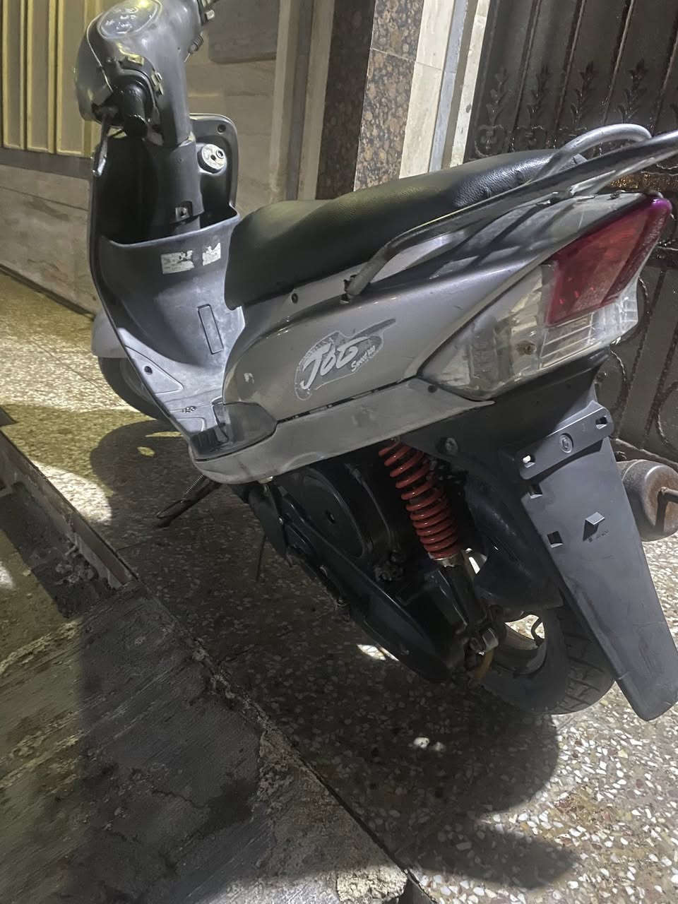 سلام عليكم من رخصت طيبين 
مستعجل على بيعتها.منغولي شلعه معدل ختم واحد بجيس بدلت بوشه55 مشيفه قبل 3ايام نكره هندر سلف قفل 400
عنوان بغداد حي اور رقمي ***********
