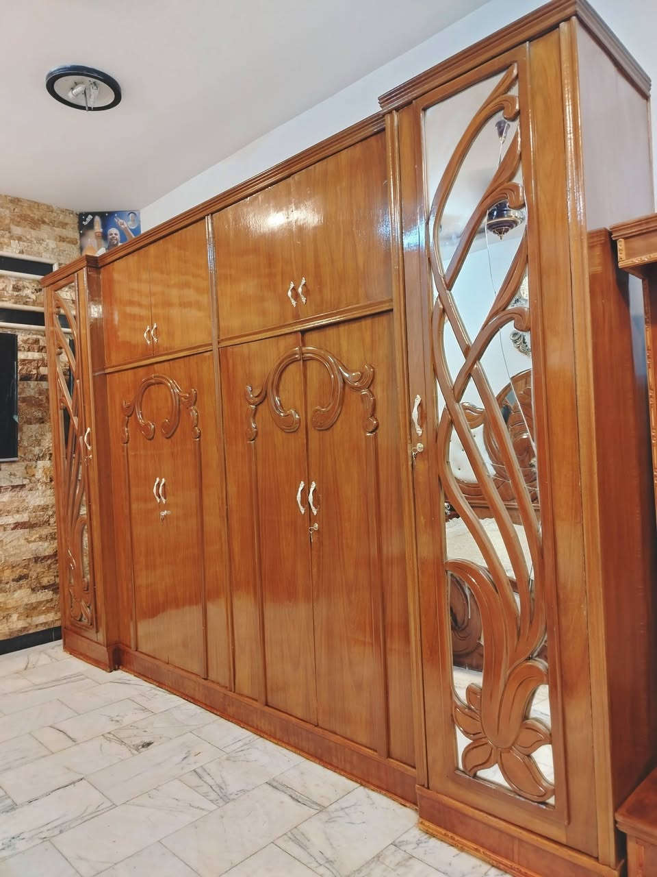 غرفة نوم تسكام صاج داخل وخارج شغل ثقيل استعمال قليل مابيها اي ضرر السعر 850 العنوان حلة حي الجزائر ***********. ***********
