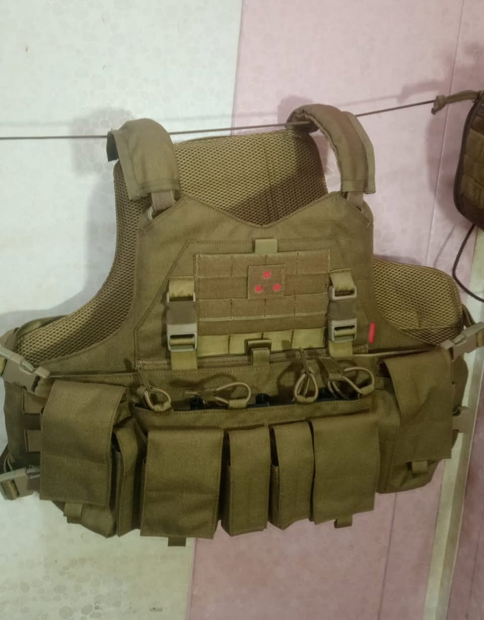 درع فيلوستي تفصال هاذا مصنوع من مواد عالية الجودة وشغل مضبوط ومضمون لون مايتغير ماينشك قياس مديم يكبر يصغر  الي يريد يشتري هسة لأن الكمية راح تخلص والله ومن اسوي كمية جديدة تتأخر هواي عنوان بغداد مدينة الصدر *********** واتساب ماعندي توصيل
