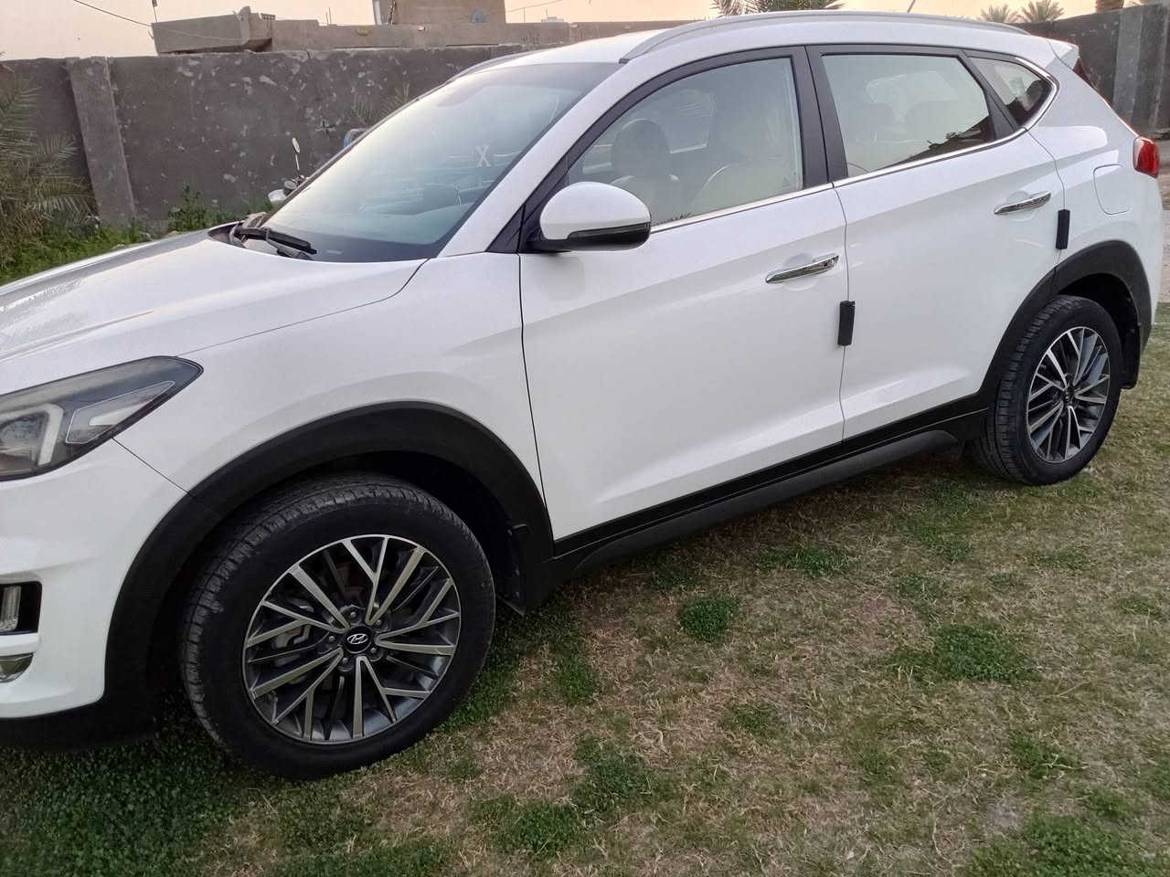 اللهم صلي على محمد وال محمد
توسان 2020 رقم بغداد إنكليزي باسمي
 خليجي مكفوله كفاله عامه من الصبغ والتبديل والبارد 
ماعدى رصعه بالباب الصدر بمقدار اصبعين 
السياره فول ماعدي البونراما 
خمس عدسات
كشنات كهرباء
شباك لكزز
مري شفط
داخل جلد مشمشي
ماشيه ٩٥ الف حقيقي
حداديه جديده
تخم تاير جديد 
السياره كلش نظيفه تراي زيرو
مكان السياره بابل للاستفسار الاتصال على الرقم ***********
