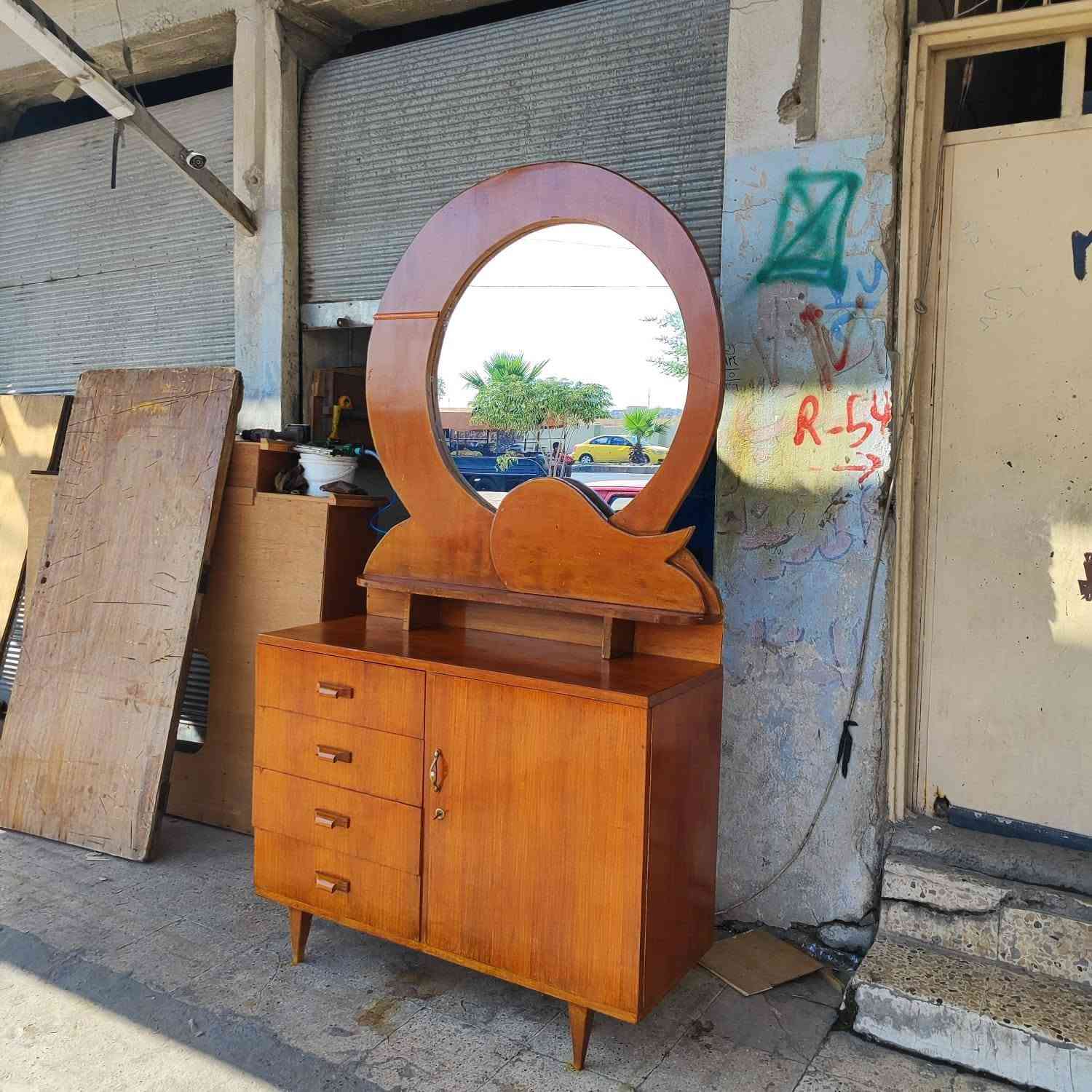 ميز تواليت نظيف جدا جدا شغل ثقيل السعر ٦٠
الرفاعي قرب نفق الصحة
***********
