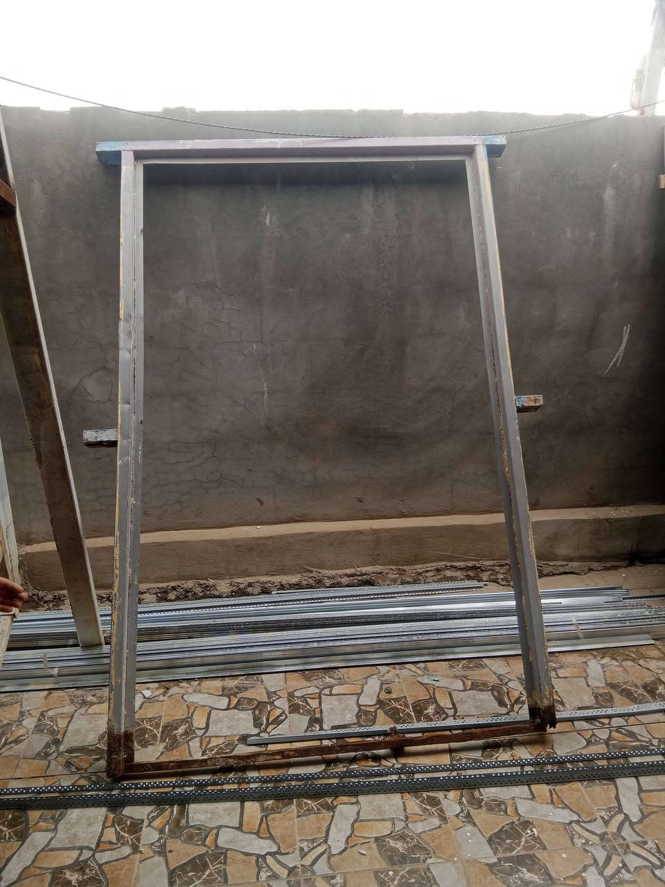 باب حديد طلاكتين سعره 30 الف
مع نواعم سقوف ثانويه 15 الف 
*********** مكاني العزي
