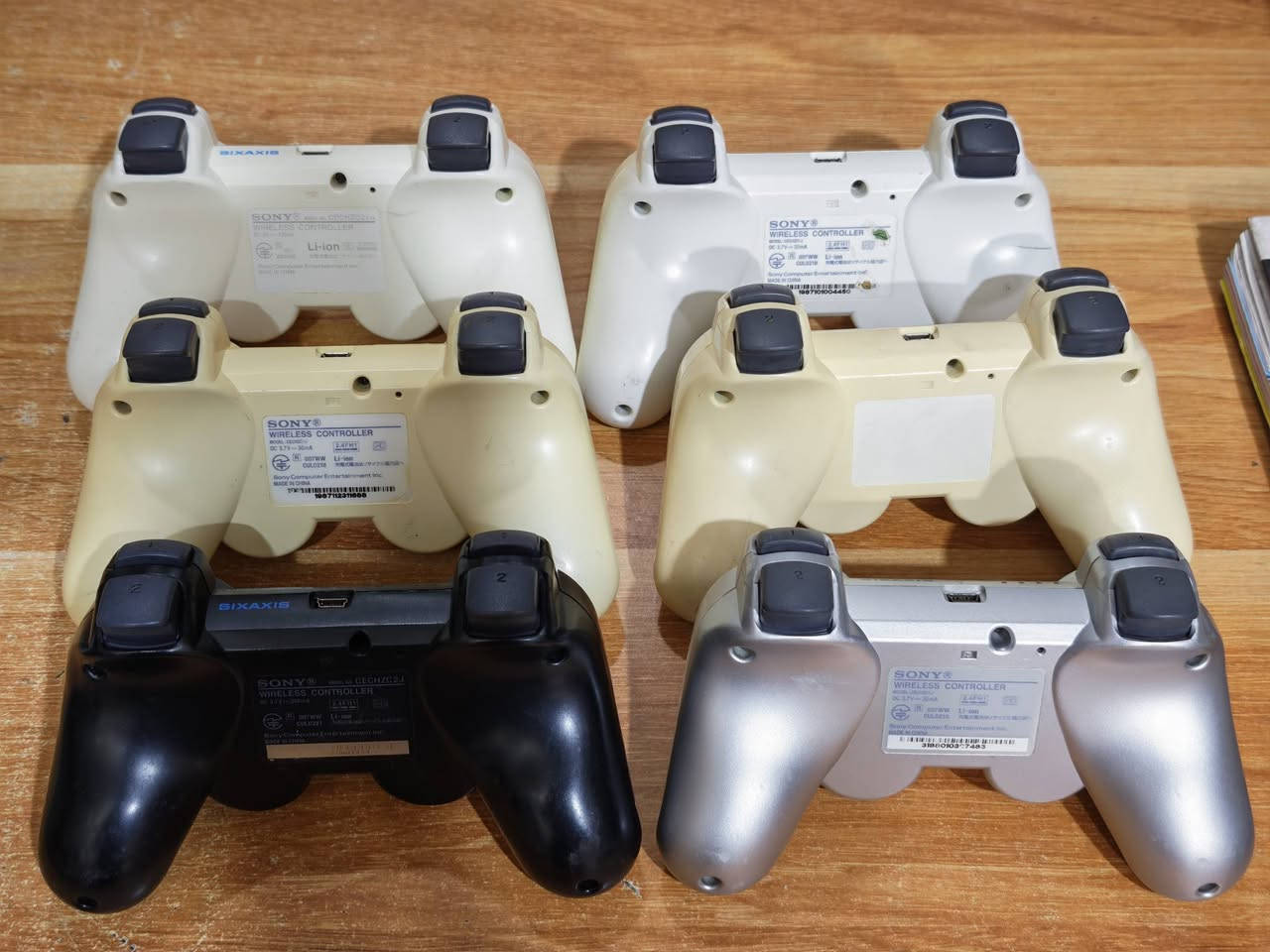 السلام عليكم جوستكات play station 3 اصليات باله شرط الفحص يدات جدد مكفولات من عطل والتصليح الوان مميزه سعر اليده 25 الف مكاني بغداد زعفرانيه ويوجد توصيل كافه المحافضات ***********

