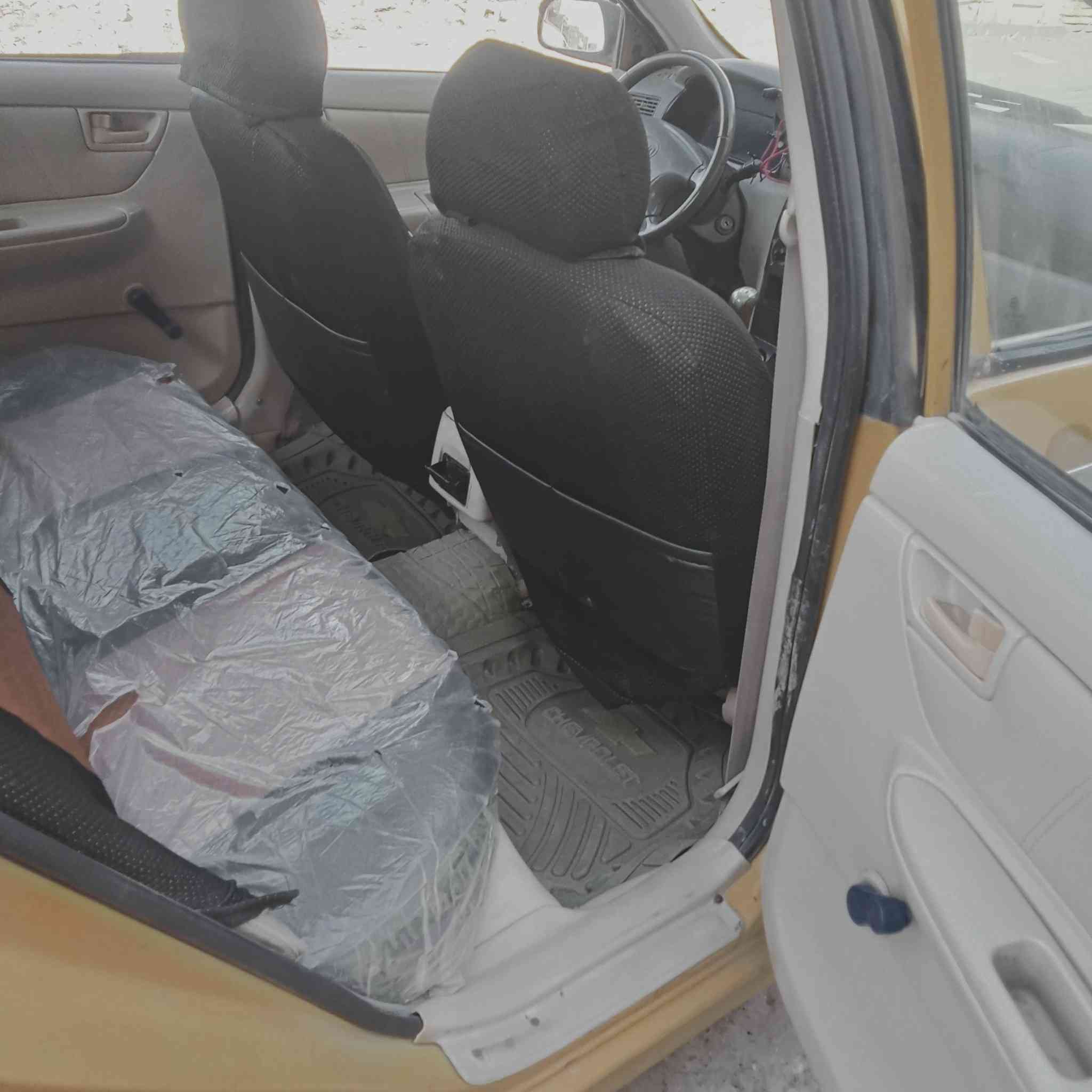 السلام عليكم بيوايدي مديل 10السياره بأسمي هزه جديده مصفره هيئه وغرامات .بيها ضربه بجاملغ الوره السايق بدون دواخل وجاملغ الامامي عكس السائق مبدل بسبب خياس كير محرك ممتاز .تبريد بس غاز وربط كهرباء بسبب تبديل المحرك واكف التبريد حسب قول الي اشتريت منه اني انطيك تبريد عاطل حته اعبر الموضوع تخم تاير جديد صدر جديد شلع الامامي حتى لوي وفلنجات جدد كهربائيات شغاله وجديده فقط العالي طافي وشغلته بسيطه .سياره محوله بأسمي صار شهرين بمرور الغزاليه .تفاصيلها كلها ذكرتها اليحب يتصل واني بخدمته ***********السعر 38وبيها مجال بسيط حك الجيه . مكان السياره بغداد الحسينيه  اعتذر عن الاطاله وغير متواجد على الفيس
