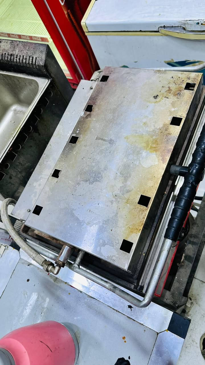 سلام عليكم عيني كابسه صاج اخو الجديد مثل ماواضح كدامكم سعر150وبيه مجال الهاتف ***********
