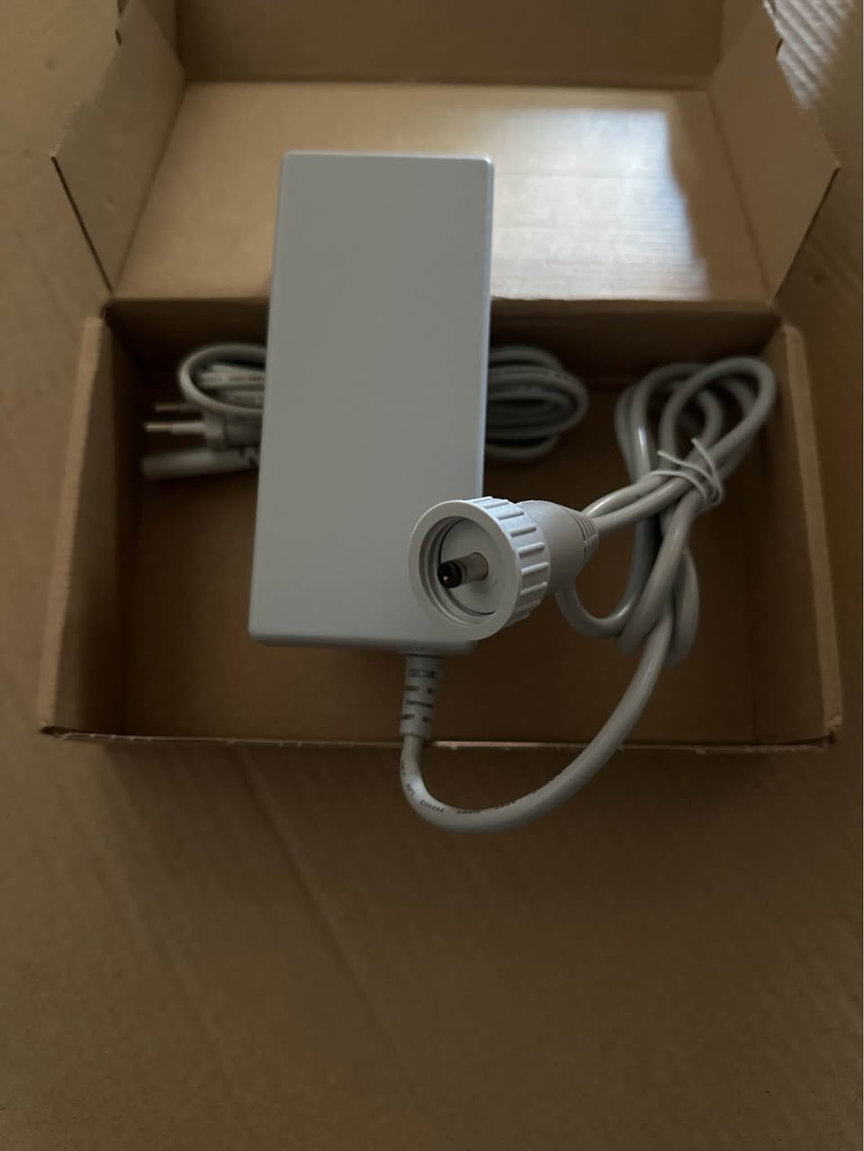 کوردی:
ئاداپتەر و شەحنکەرەوەی ئەسڵی EDAC 24V 3.75A بۆ ڕۆبۆتی ECOVACS WINBOT

ئاداپتەر و بەرهەمهێنەری وزەی (AC Adapter/Power Supply) ئەسڵی و کواڵێتی بەرزی براندی EDACPOWER ELEC. ئەم شەحنکەرەوەیە بە تایبەتی بۆ ڕۆبۆتەکانی پاککەرەوەی جامی جۆری ECOVACS WINBOT دیزاین کراوە بۆ دابینکردنی وزەیەکی جێگیر و سەلامەت.
 مۆدێلە گونجاوەکان:
 بە تەواوی گونجاوە بۆ ڕۆبۆتەکانی ECOVACS WINBOT مۆدێلەکانی: W920, W950, 880 WI, WB10, W836 و چەندین مۆدێلی تر.
 تایبەتمەندییە تەکنیکییەکان:
 ڤۆڵتیەی چوونەژوورەوە (Input): 100-240V ~ 2.5A, 50-60Hz (گونجاوە بۆ کارەبای نیشتمانی).
 ڤۆڵتیەی چوونەدەرەوە (Output): 24V 3.75A (تەزووی بەردەوام DC).
 توانا (Power): 90W (٩٠ وایت).
 مۆدێلی ئاداپتەر: EA10952 / EA10952E / EA10952-240.
 جۆری پلاک: خاوەن سەری قفڵدار بۆ ڕێگریکردن لە لێبوونەوە لە کاتی کارکردنی ڕۆبۆتەکەدا.

 العربي (Arabic)
شاحن ومحول طاقة أصلي EDAC 24V 3.75A لملحقات روبوت ECOVACS WINBOT

محول طاقة وشاحن أصلي (Original AC Adapter Power Supply) من شركة EDAC الشهيرة. مصمم بجودة تصنيع عالية ليوفر تيارًا مستقرًا وحماية متكاملة لروبوتات تنظيف الزجاج الذكية من إيكوفاكس وينبوت.
 الأجهزة المتوافقة:
 متوافق تماماً مع روبوتات تنظيف النوافذ ECOVACS WINBOT بموديلاتها: W920, W950, 880 WI, WB10, W836 وغيرها.
 المواصفات الفنية:
 الجهد الداخل (Input): 100-240 فولت ~ 2.5 أمبير، 50-60 هرتز.
 الجهد الخارج (Output): 24 فولت 3.75A أمبير (تيار مستمر DC).
 القدرة الكهربائية: 90 واط (90W).
 رقم الموديل (Model): EA10952 / EA10952E.
 نوع المقبس: مزود بسلك توصيل ذو قفل أمان لضمان عدم انفصال الشاحن أثناء حركة الروبوت على الزجاج. السليمانية, العراق


**إذا كنت صاحب هذا الإعلان وتريد حذفه لأي سبب، رجاءا أرسل رسالة إلى الدعم الفني**
