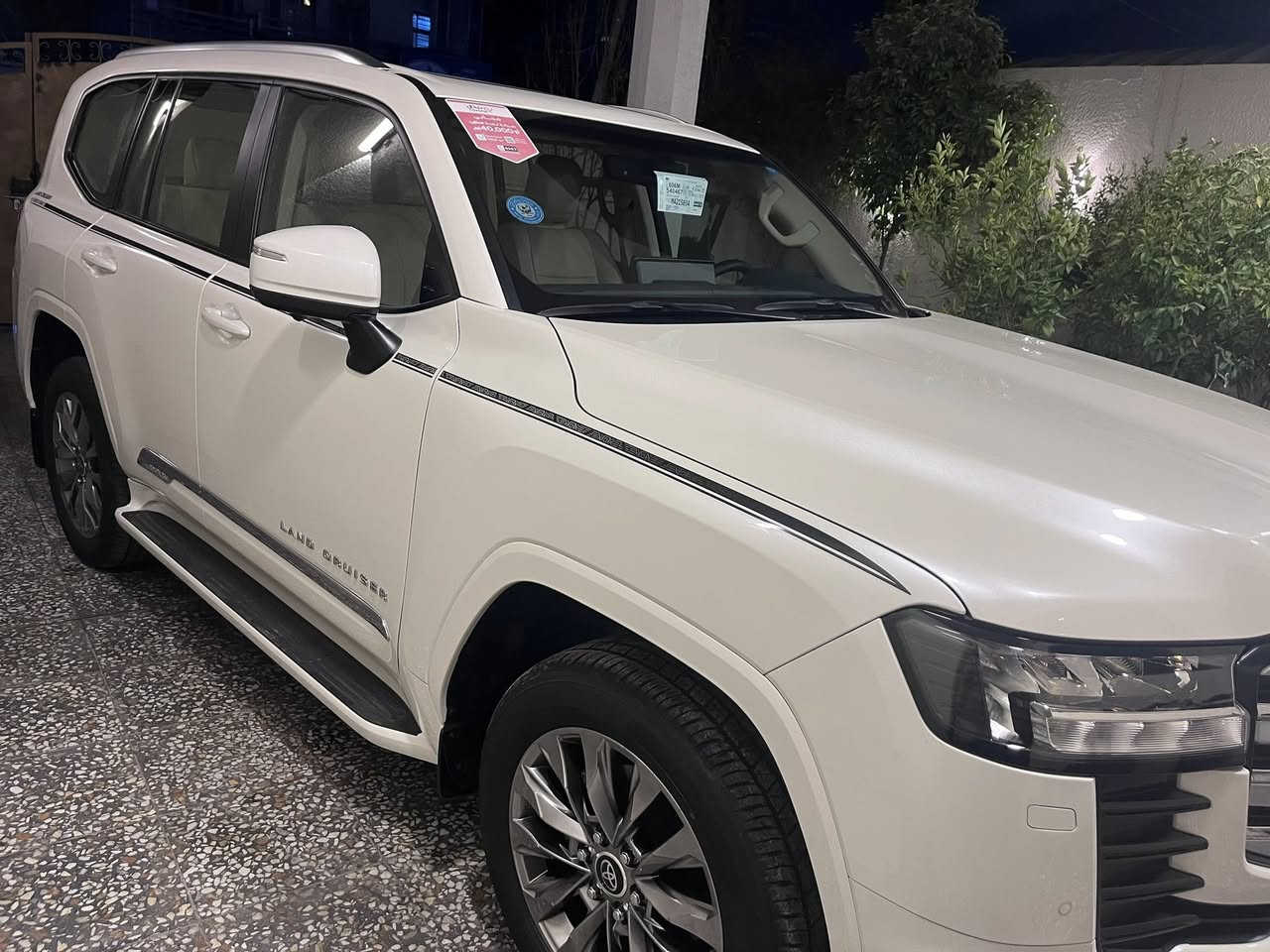 سلام عليكم للبيع لاندكروز م 24 فئه ساز لمتدد ماشيه 26 مكان السياره حي الجآمعه للتواصل
……….مغلفه PPf***********
